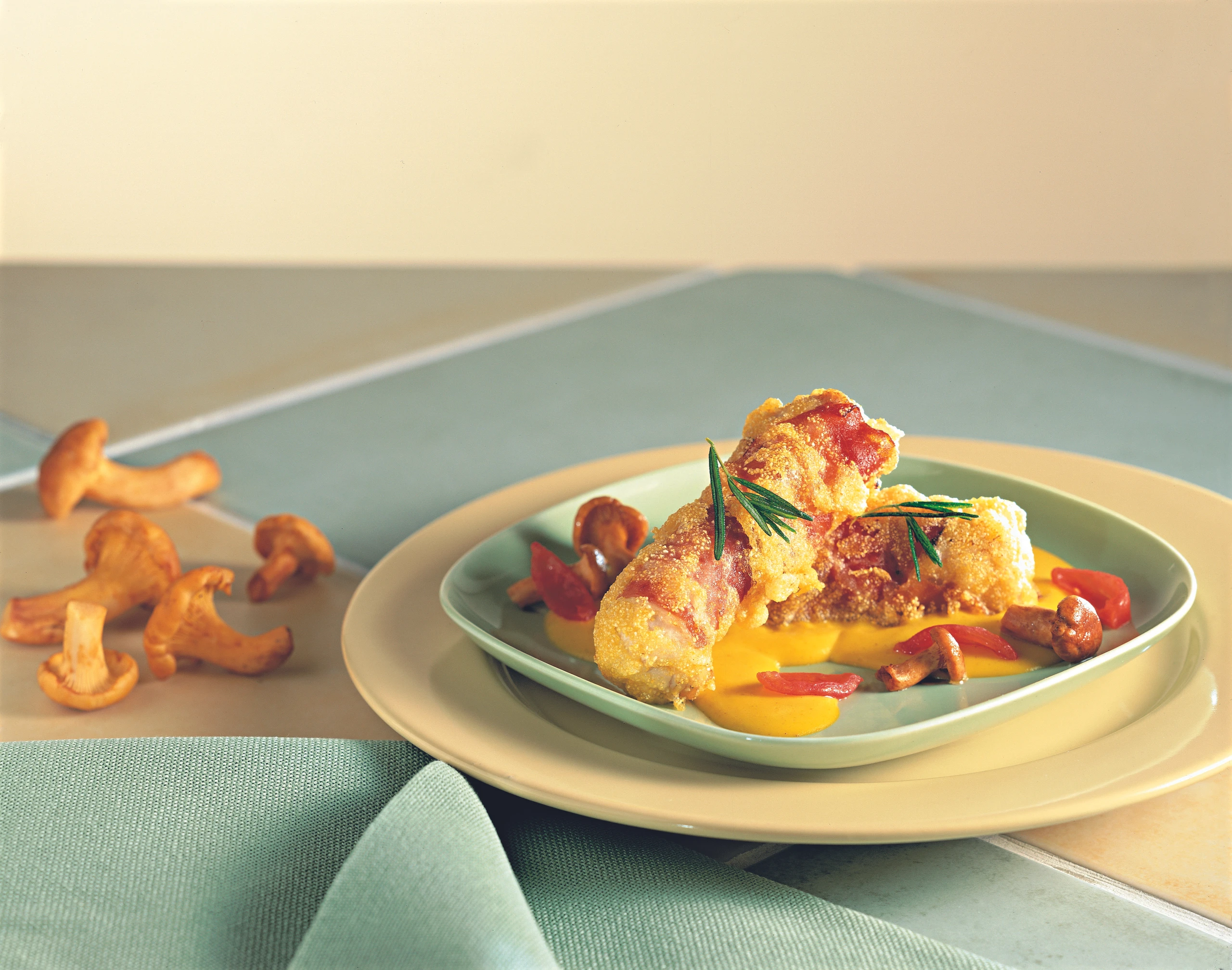 Putenstreifen mit Eierschwammerln und Currysauce