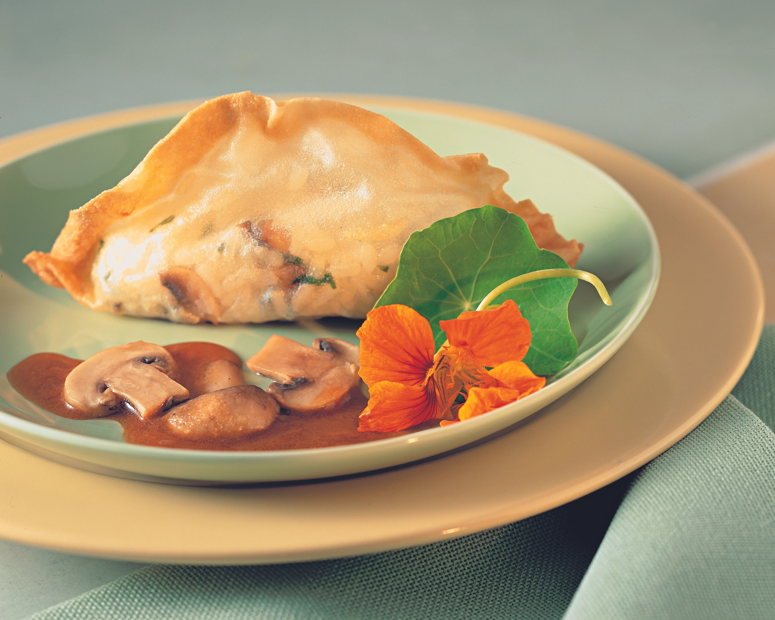 Mit Champignon-Risotto gefüllte Teigtaschen