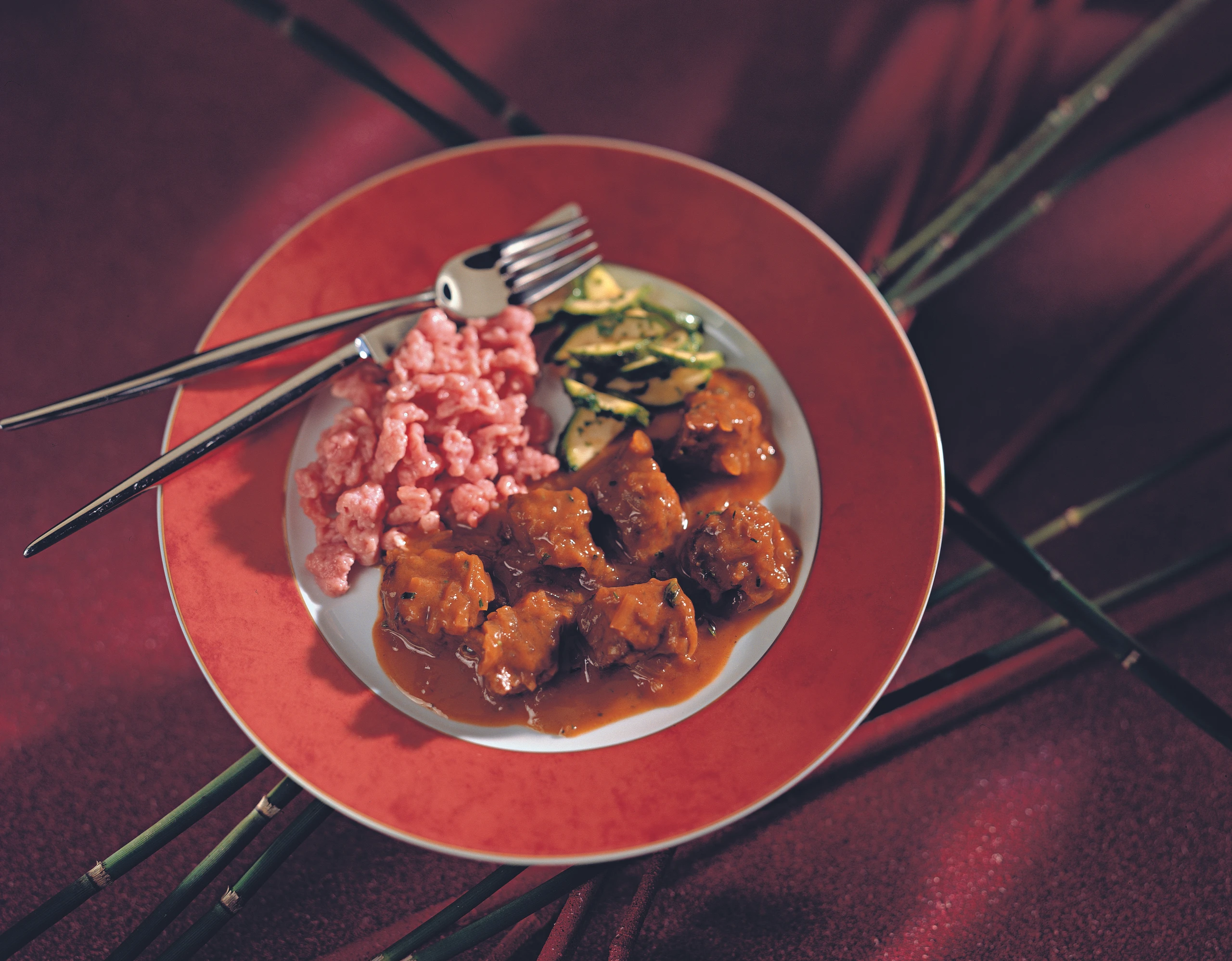 Gedünstetes Zwiebelfleisch mit Spätzle und Gemüse