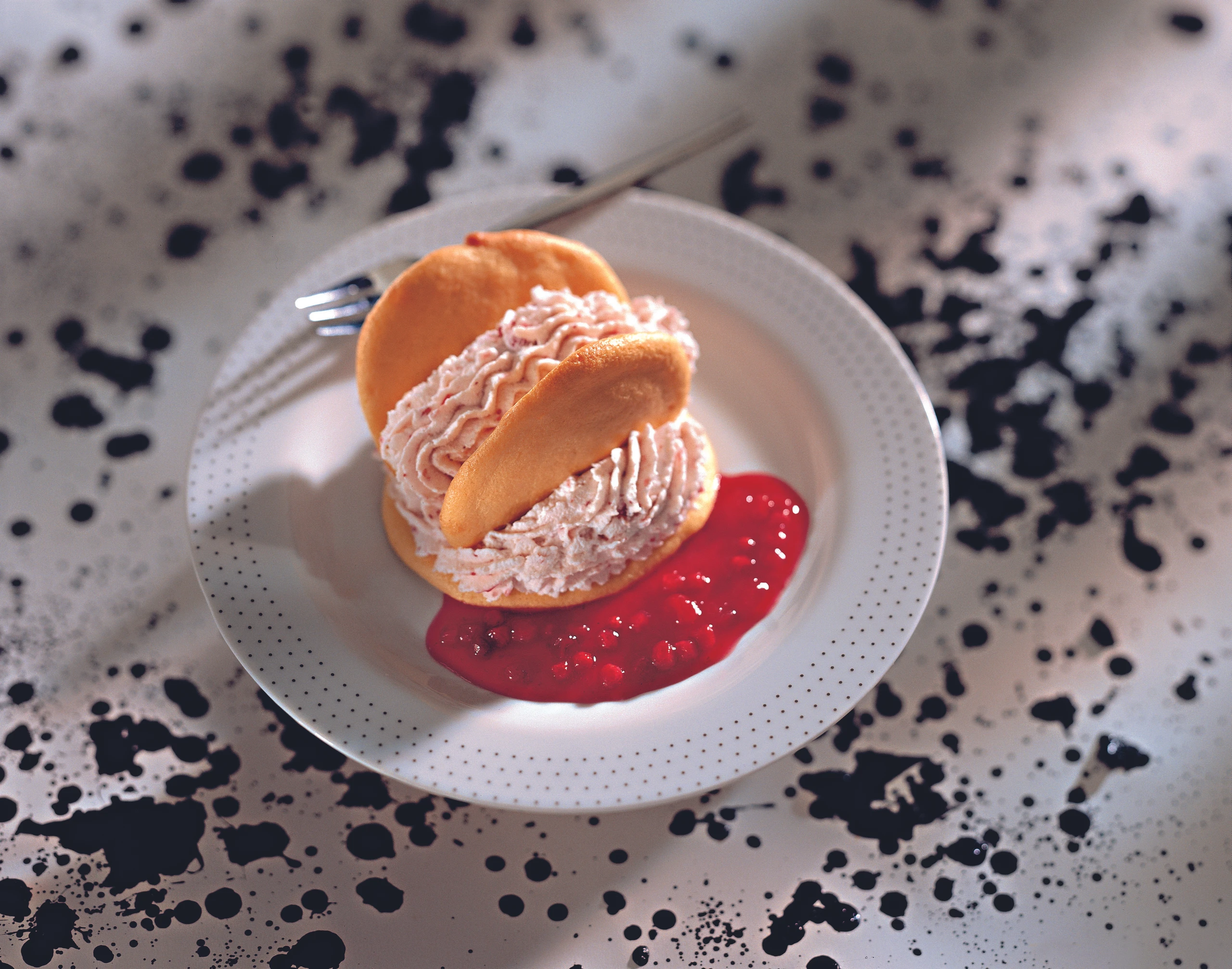 Biskuittörtchen mit Preiselbeercreme