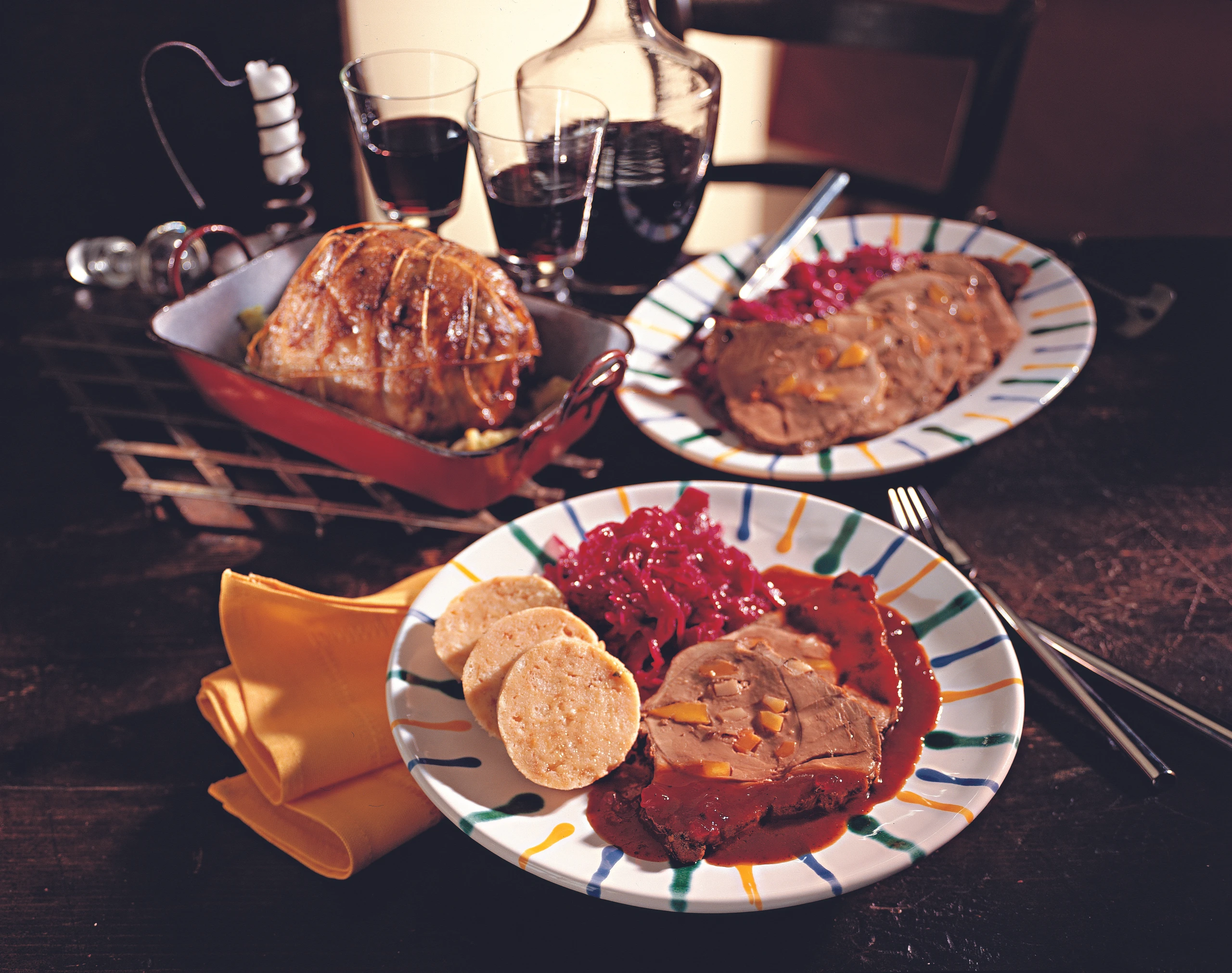 Gespickter Wildschweinbraten mit Rotkraut