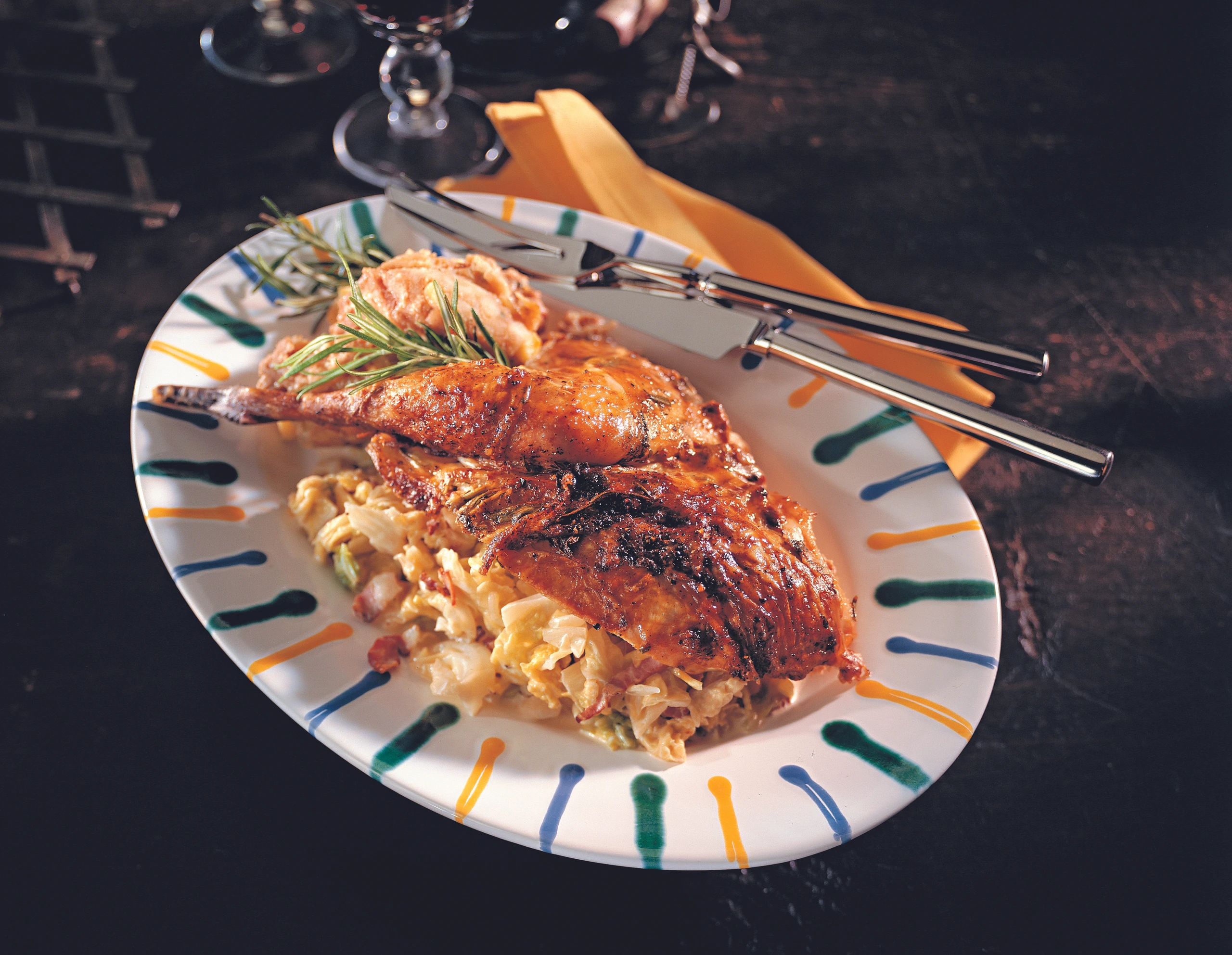 Gefüllter Fasan im Kräuternetz mit Speck-Kohlgemüse