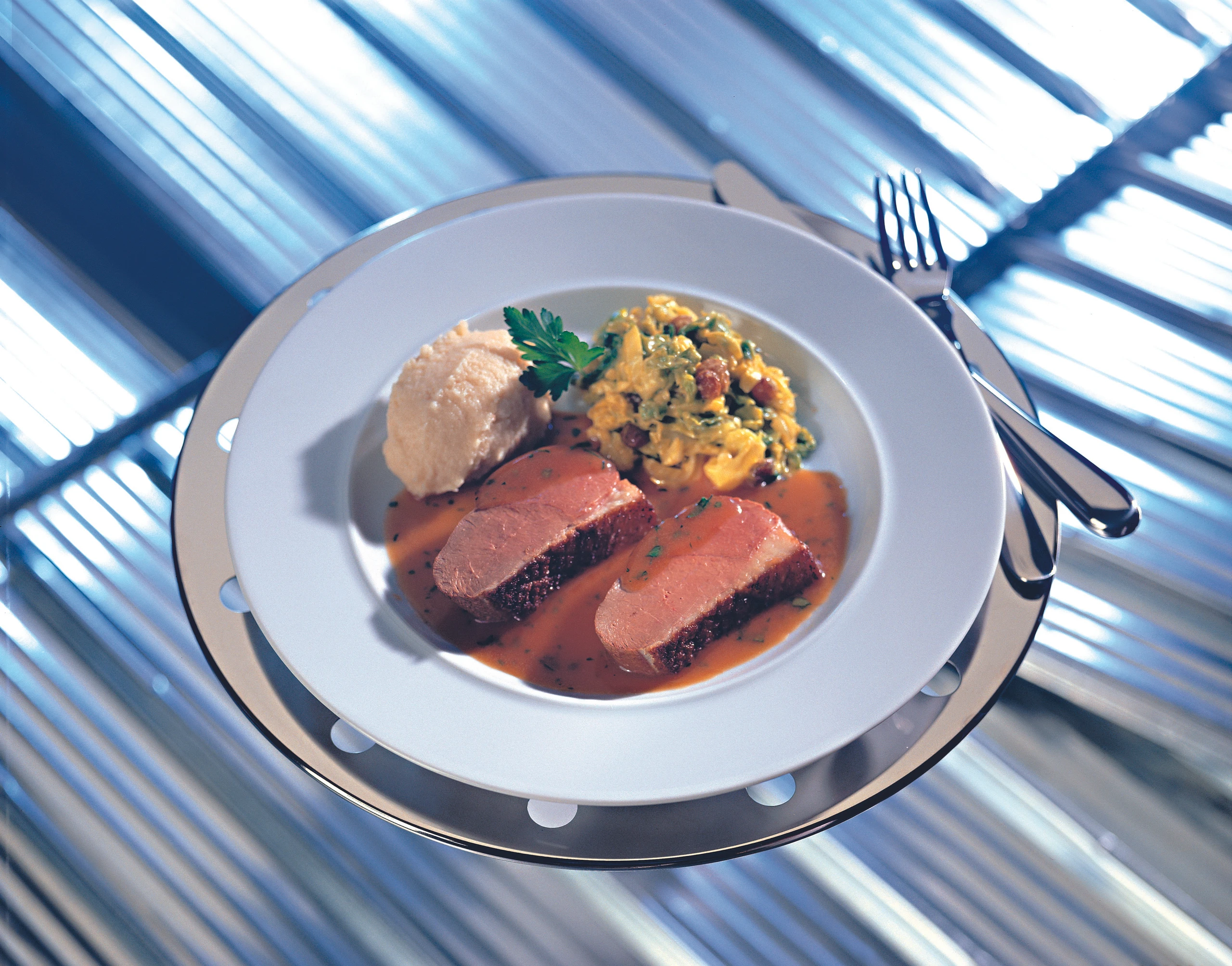 Gebratene Ente mit Orangen-Petersil-Saft und Selleriepüree