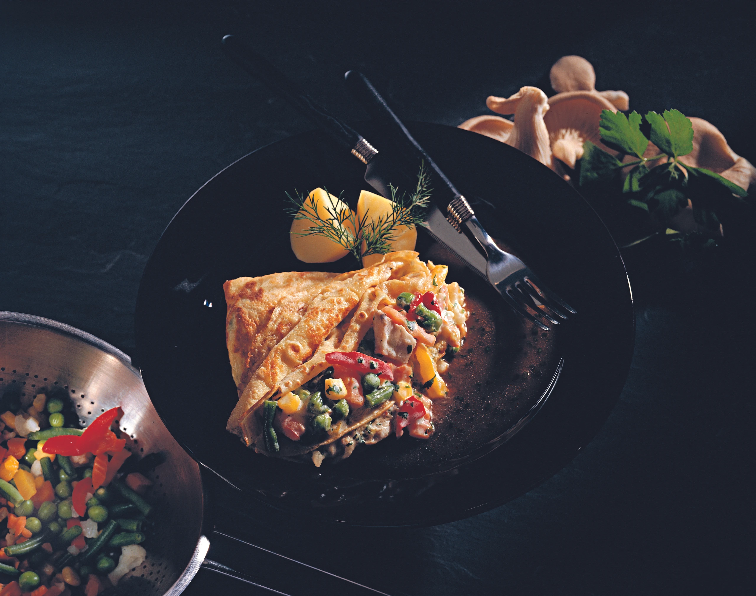 Gemüse-Palatschinken mit Knoblauchsaft