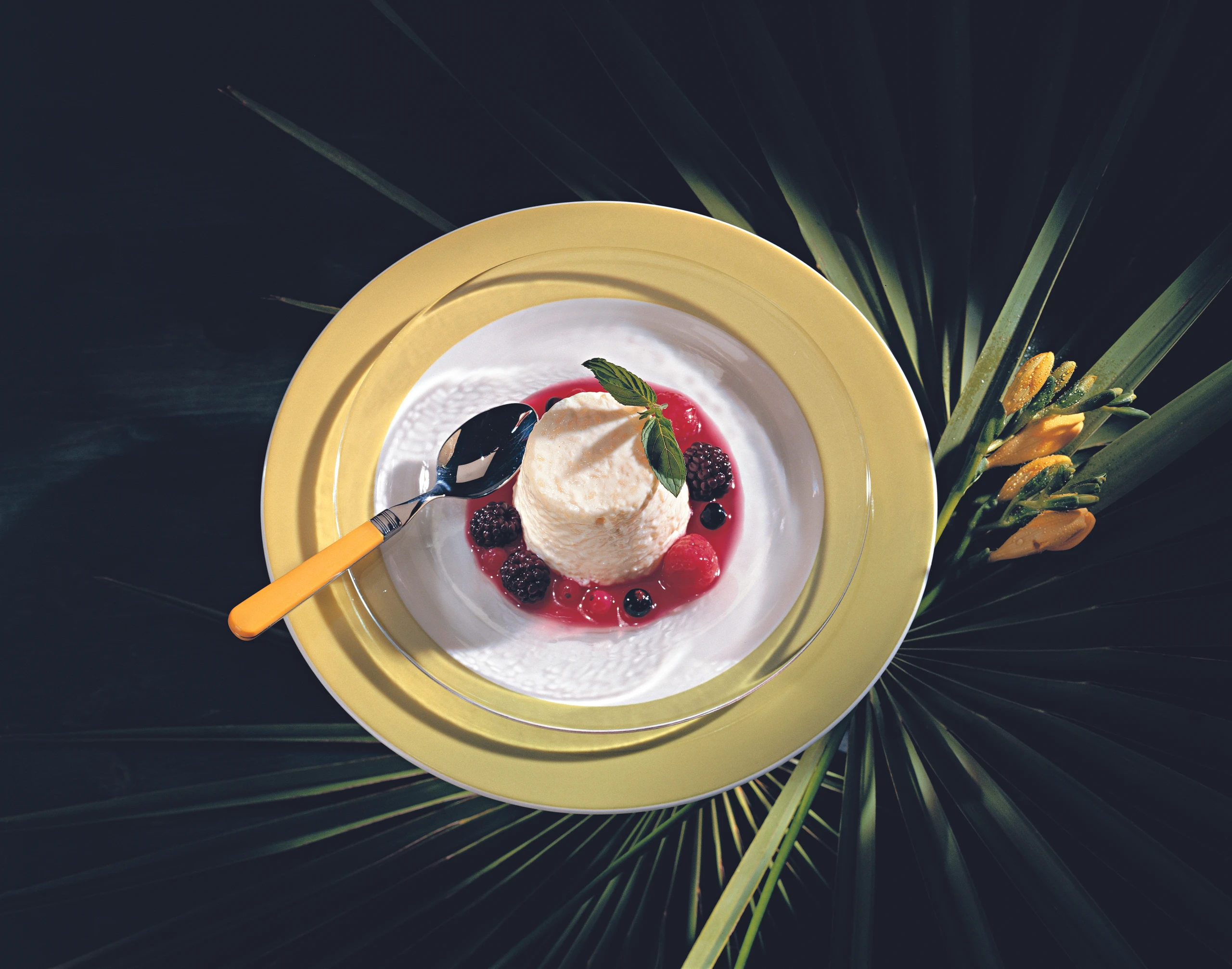 Milchreis-Törtchen mit Rotweinbeeren