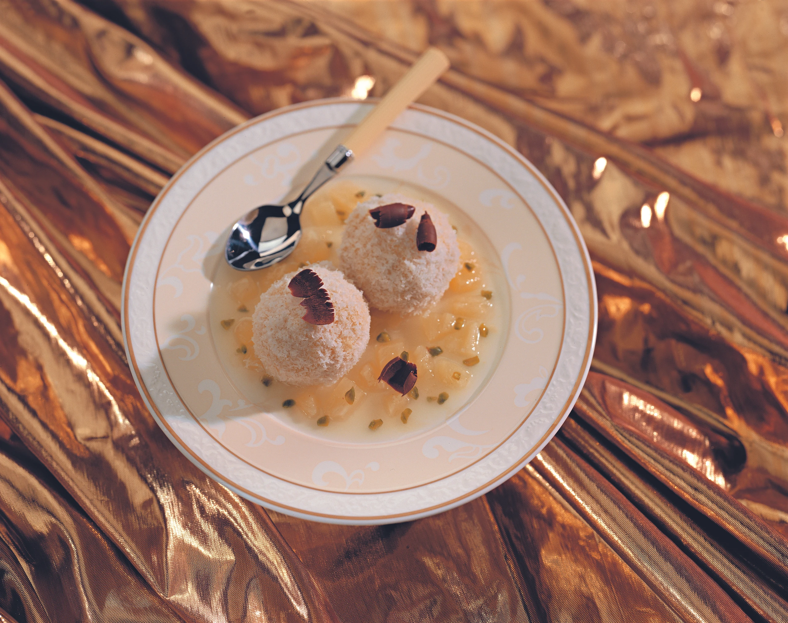 Kokos-Knödel mit Ananas-Sauce