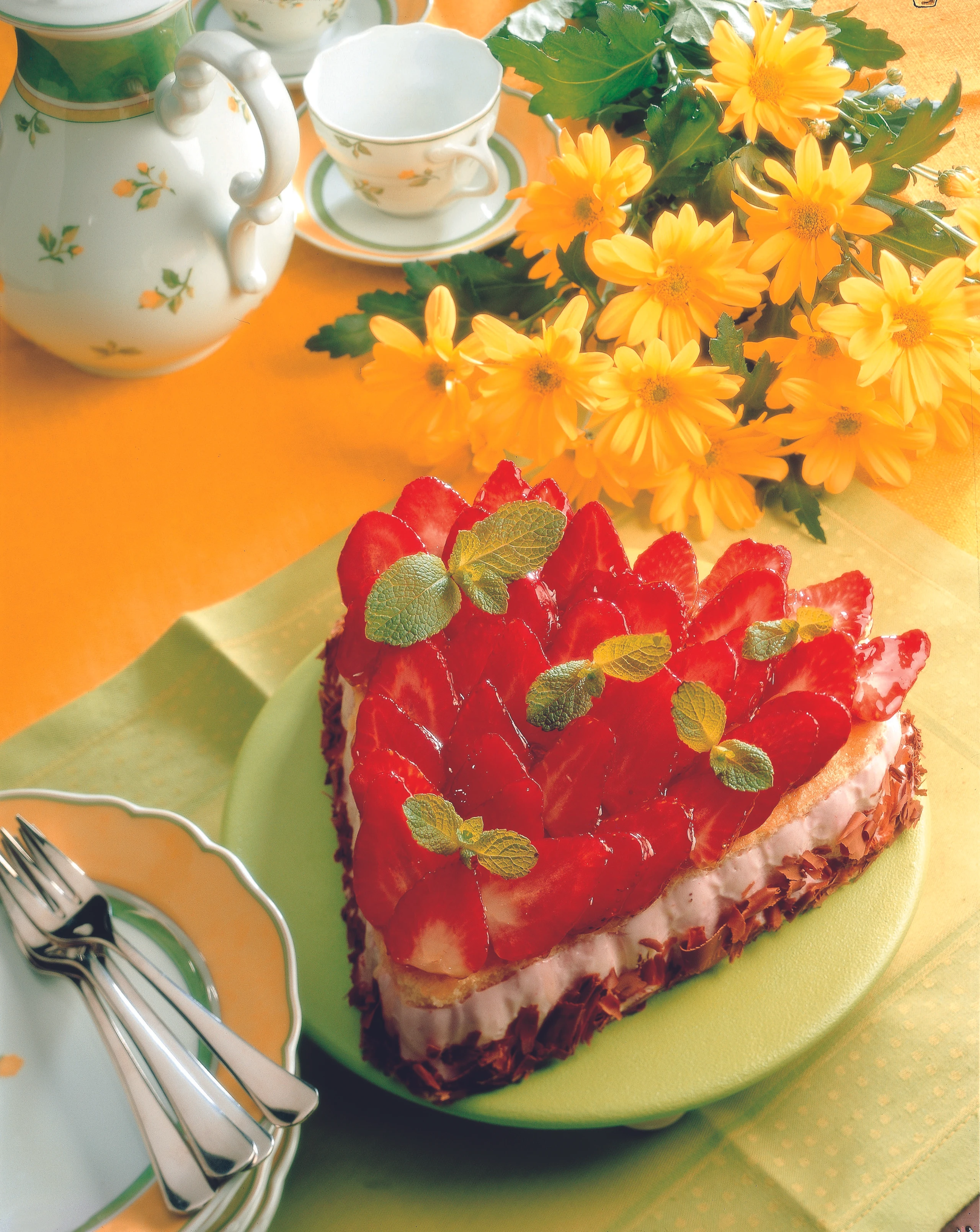 Biskuit-Herz mit Rhabarbercreme