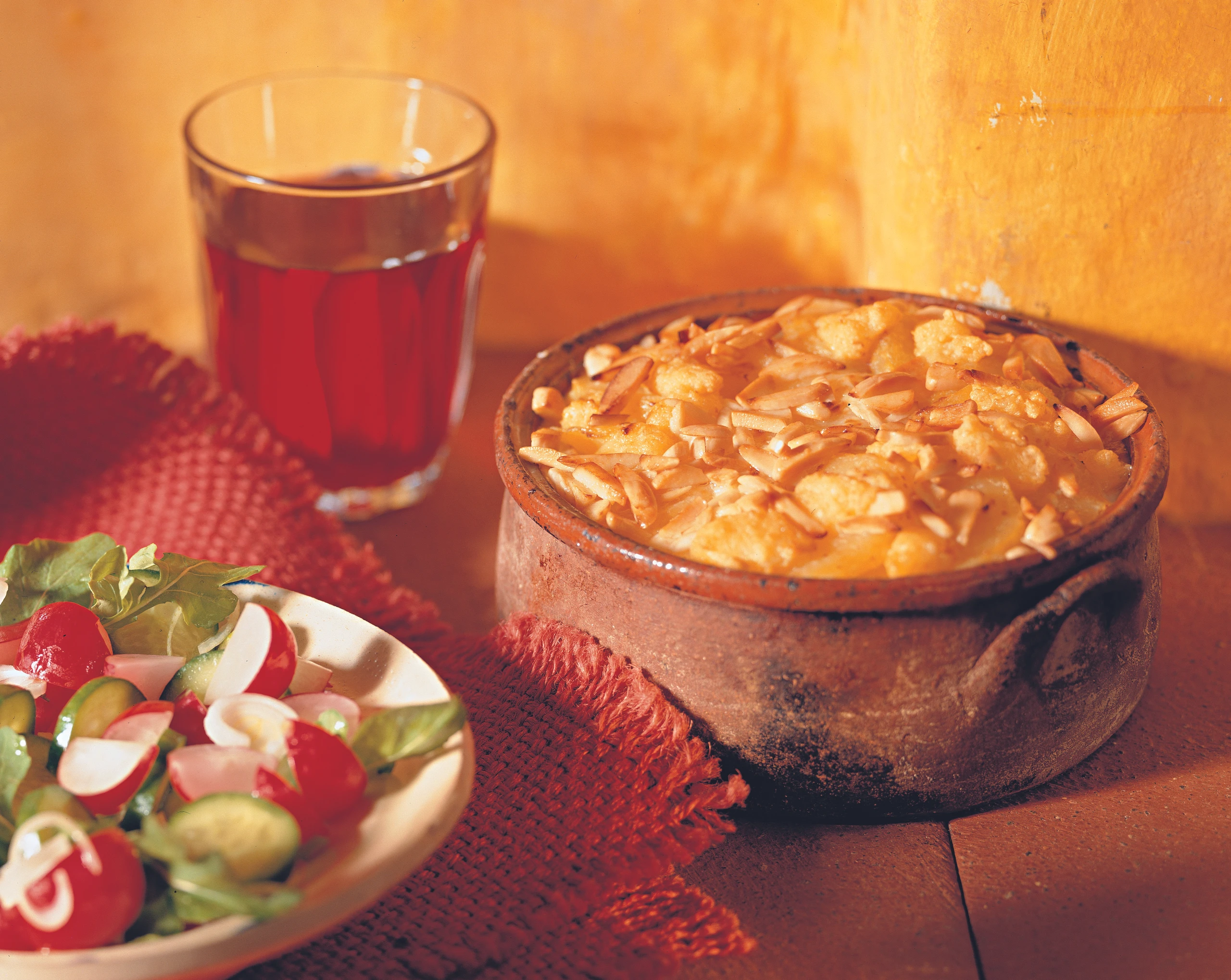 Erdäpfel-Mandel-Gratin mit Radieschensalat