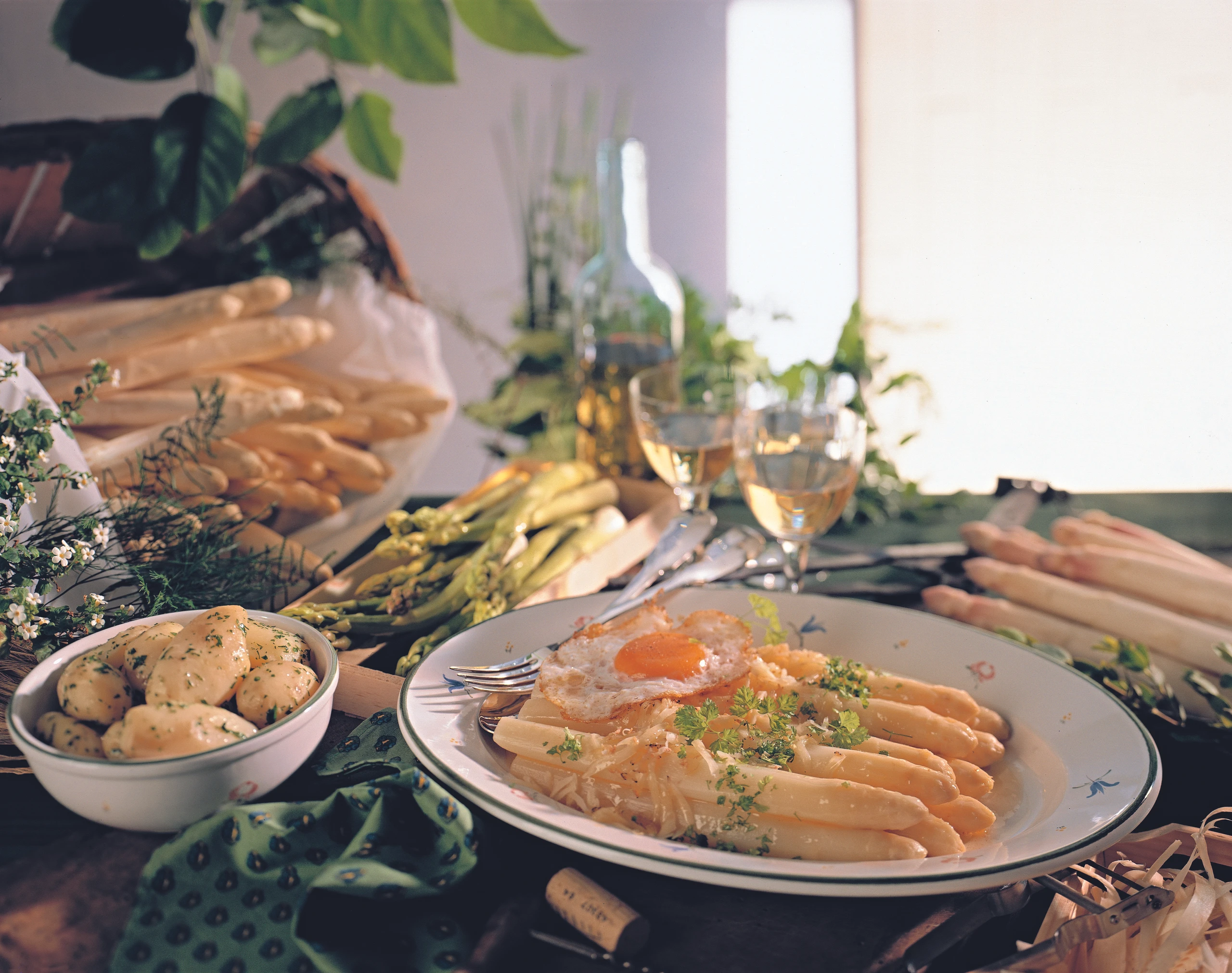 Spargel auf Schweizer Art mit Petersilerdäpfeln