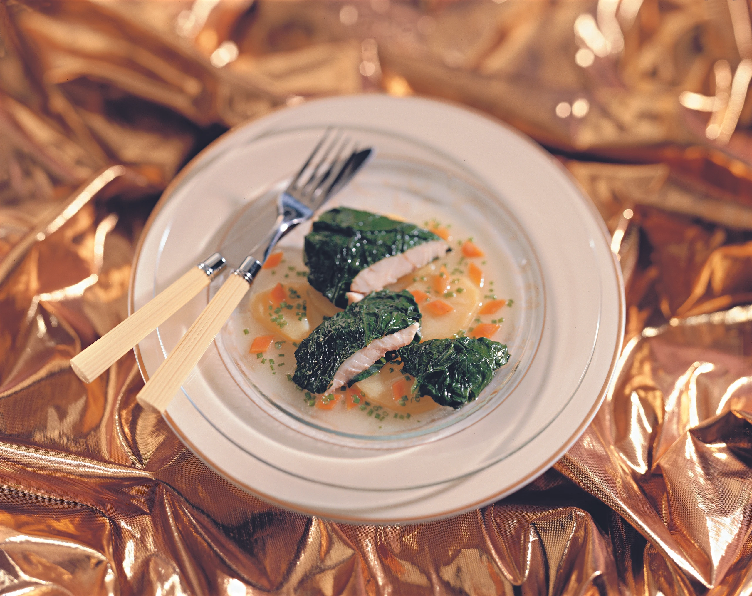 Barschfilet im Spinatblatt mit Wurzelfond