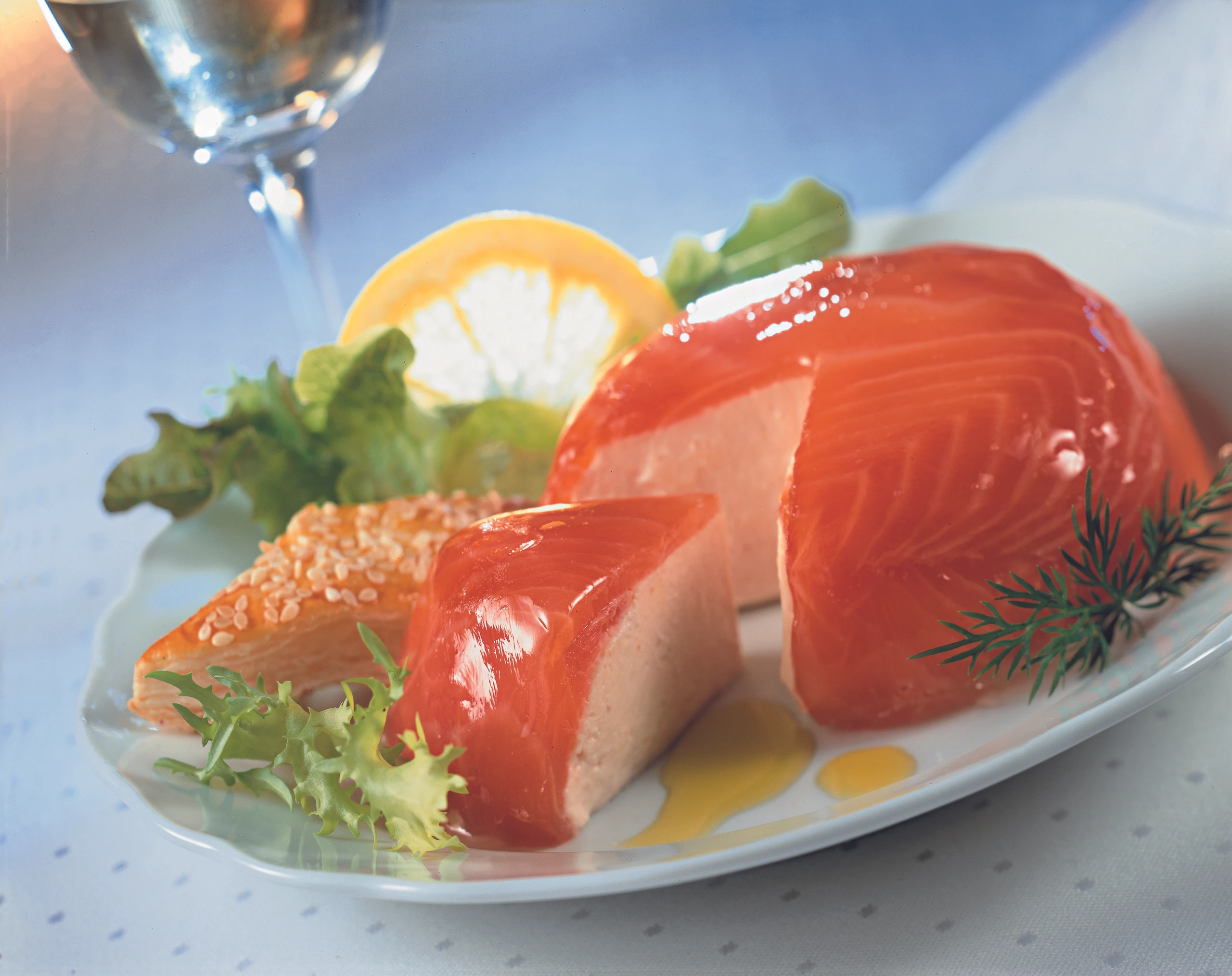 Räucherlachsmus mit Sesamgebäck