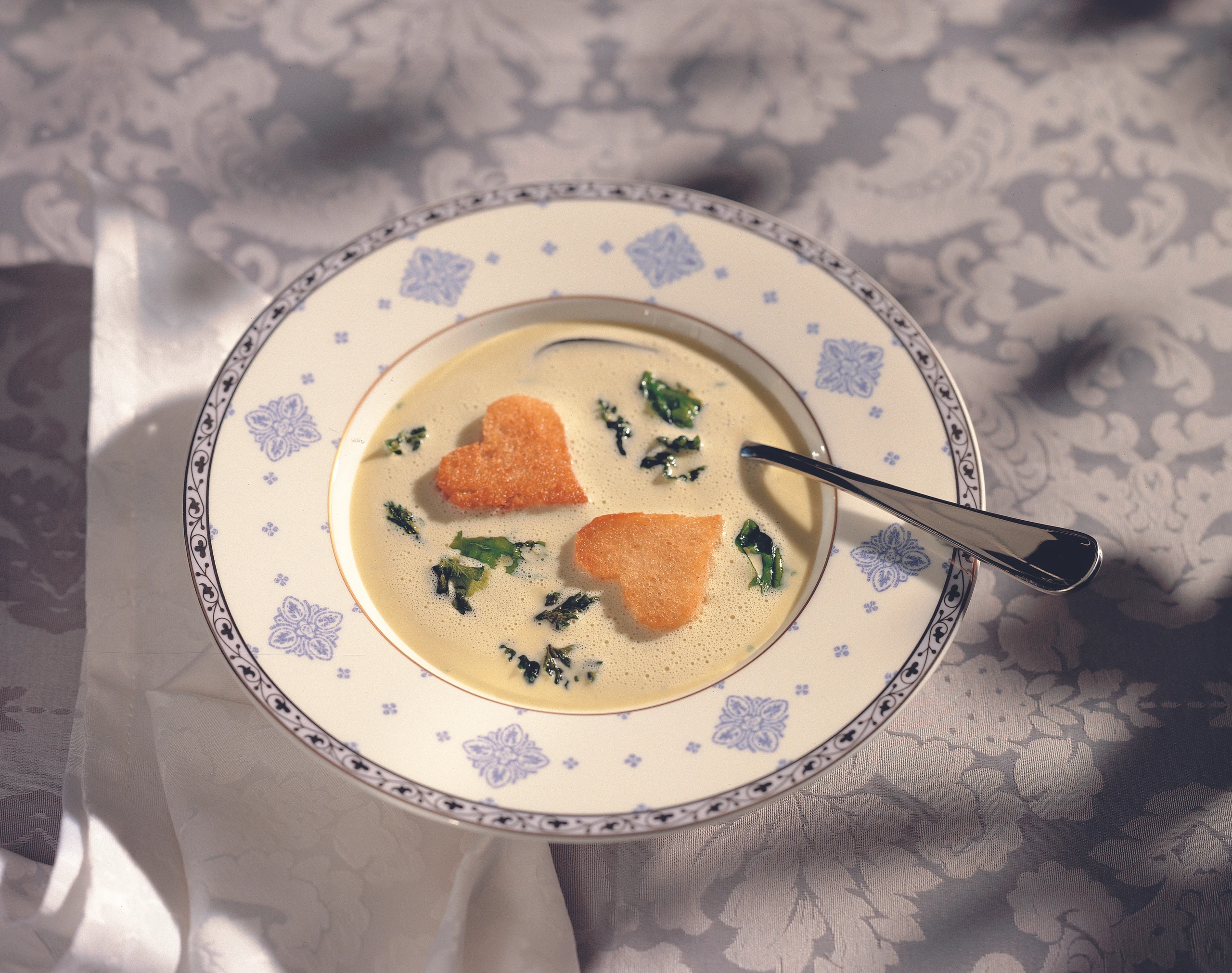 Kräutersuppe mit Brotherzen
