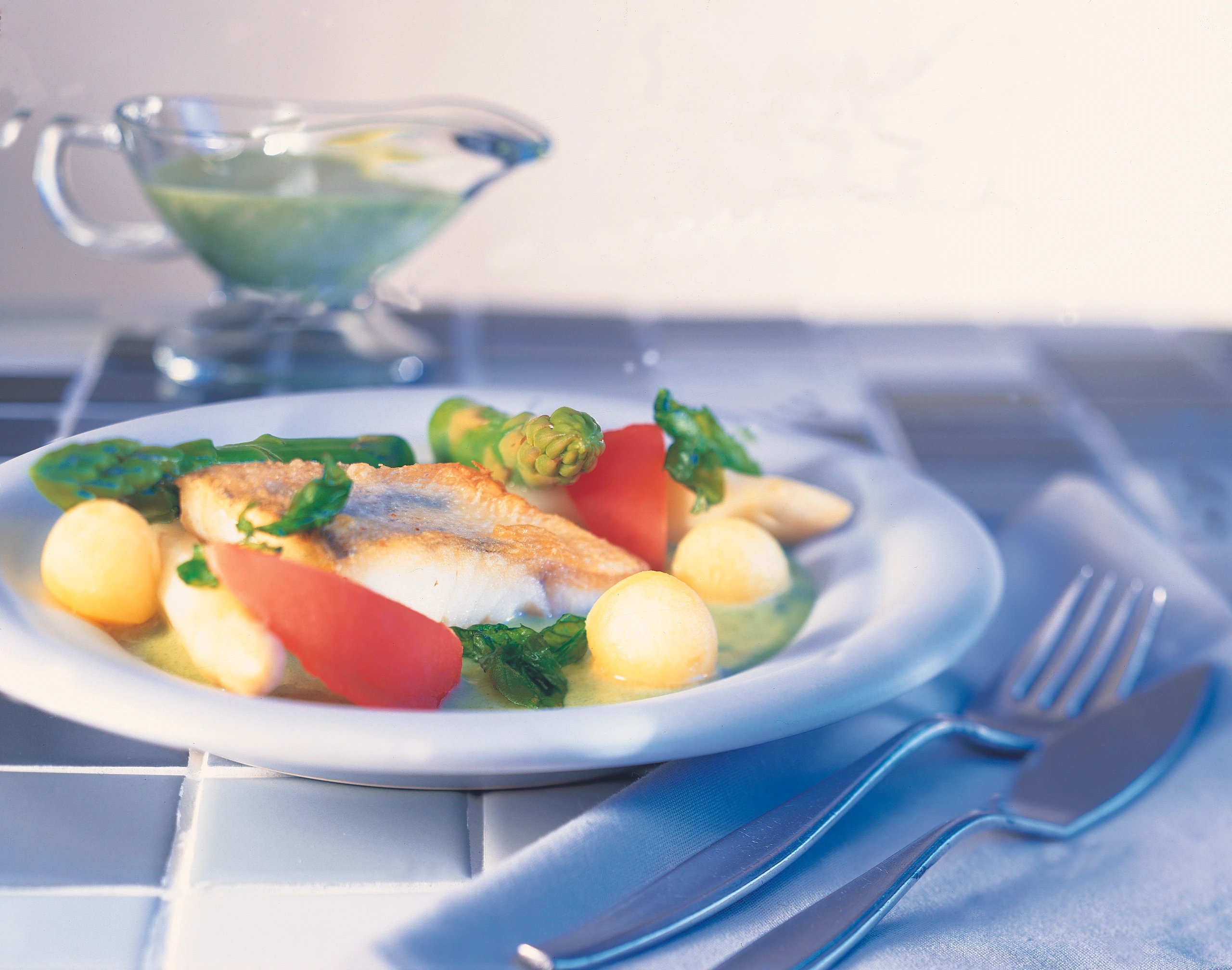 Zanderfilet mit Basilikumsauce und Spargelgemüse