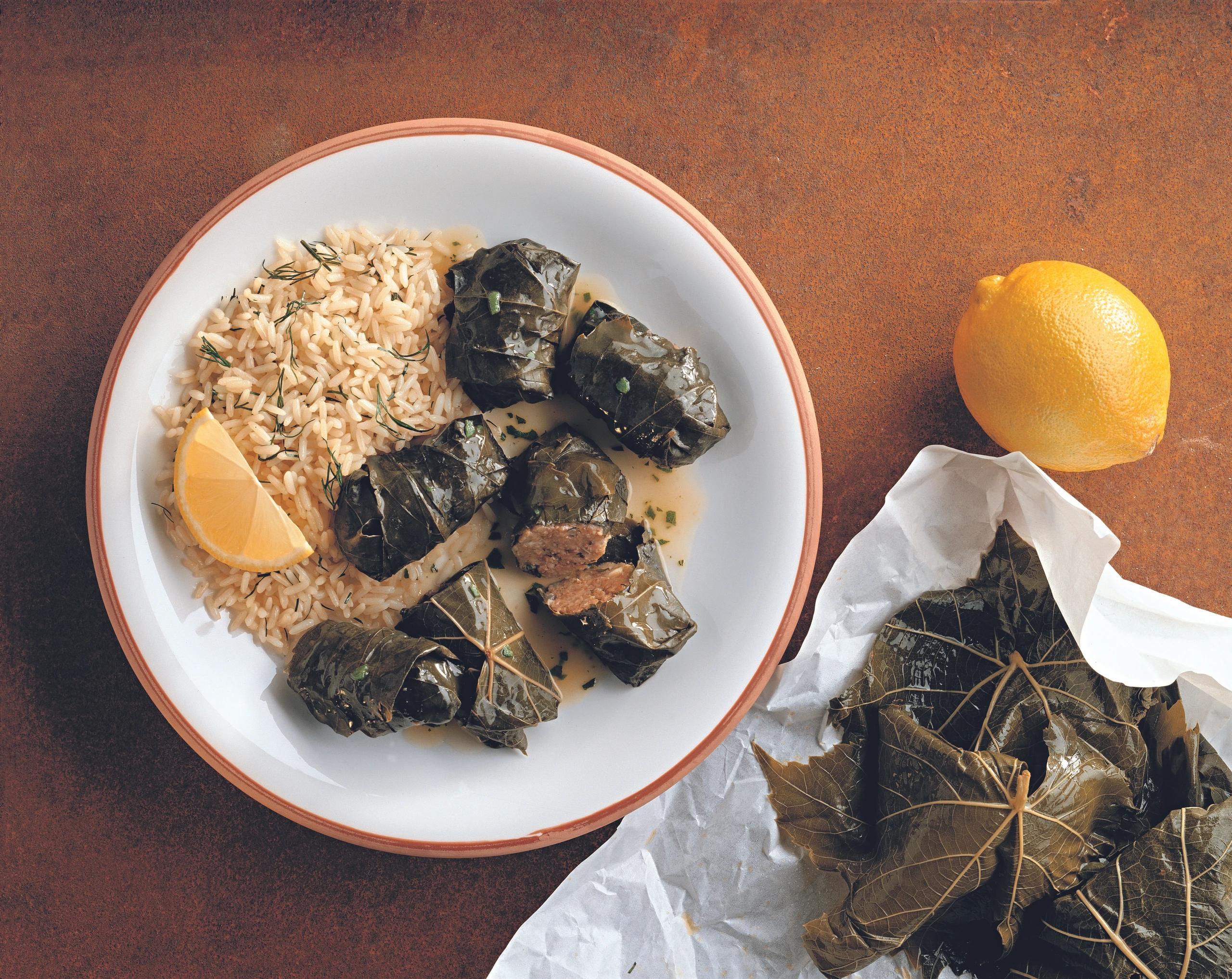 Gefüllte Weinblätter mit Salbeifond und Dillreis