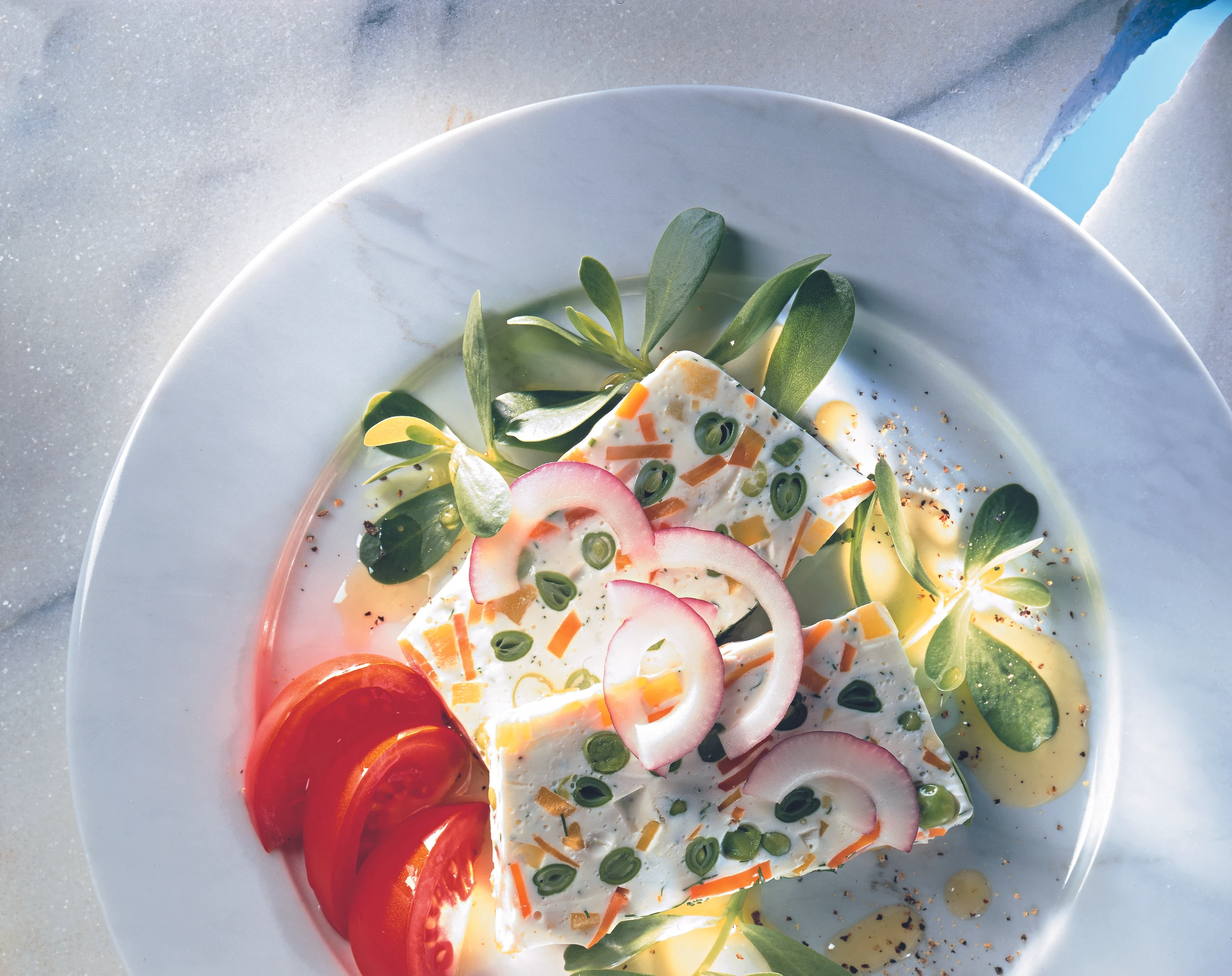 Gemüse-Joghurt-Terrine mit Vogerl-Paradeiser-Salat