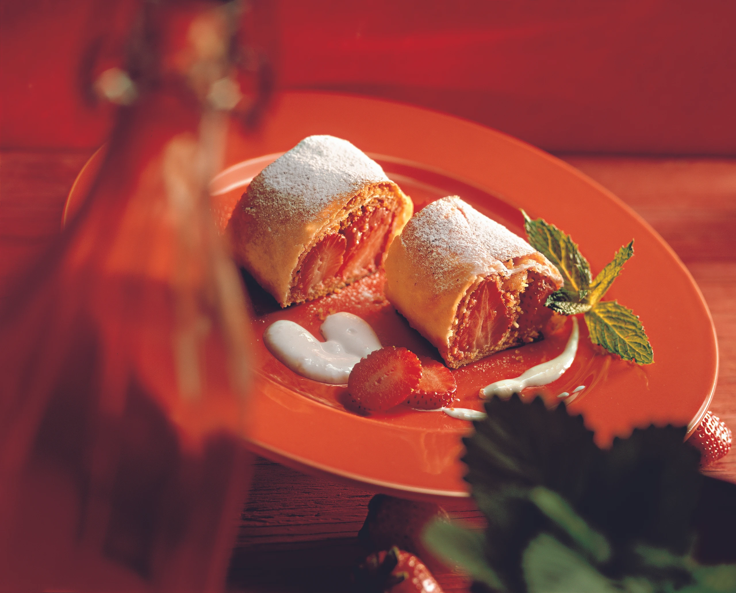 Erdbeerstrudel mit Sauerrahm-Schaum