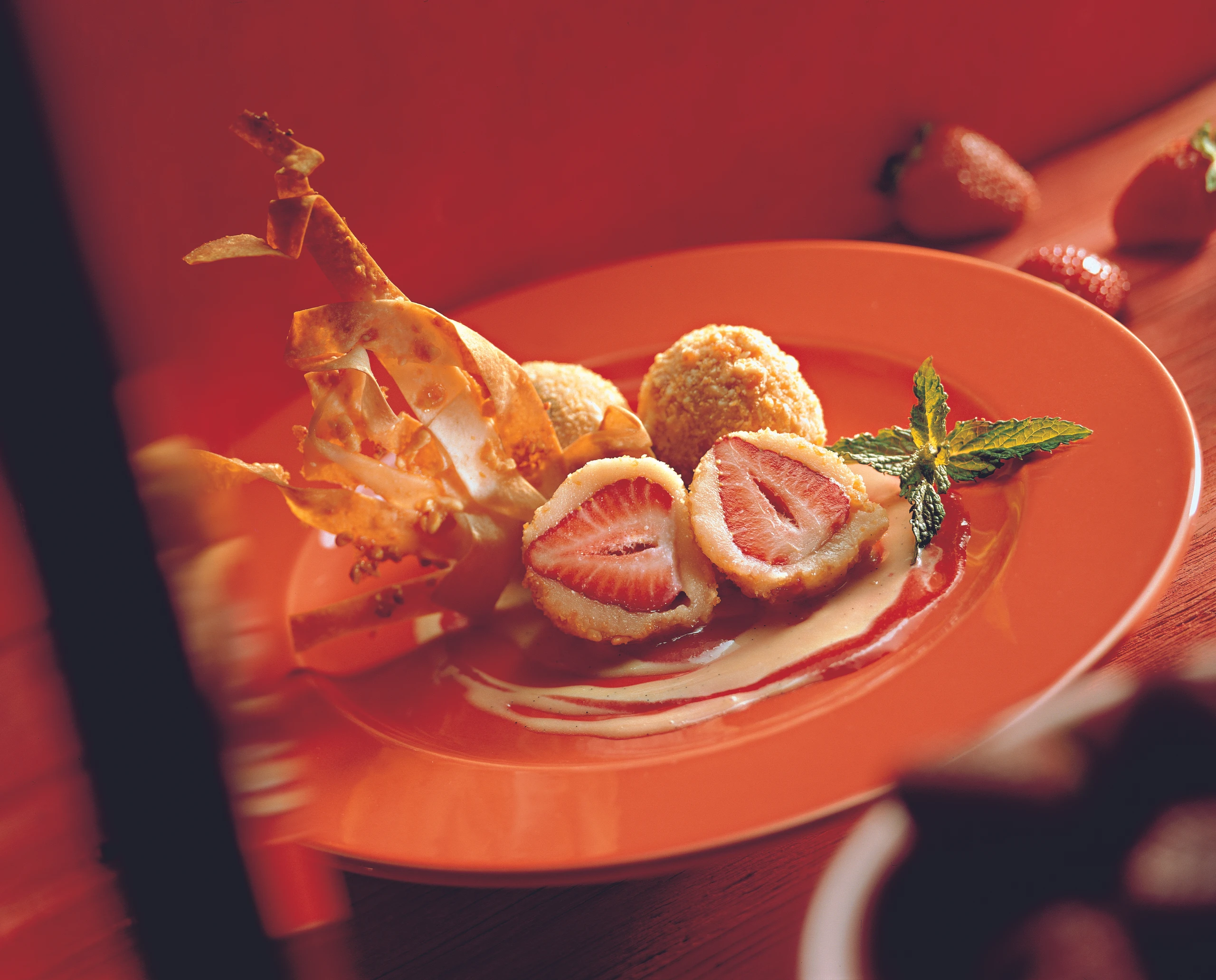 Kalte Erdbeerknödel mit zweierlei Saucen