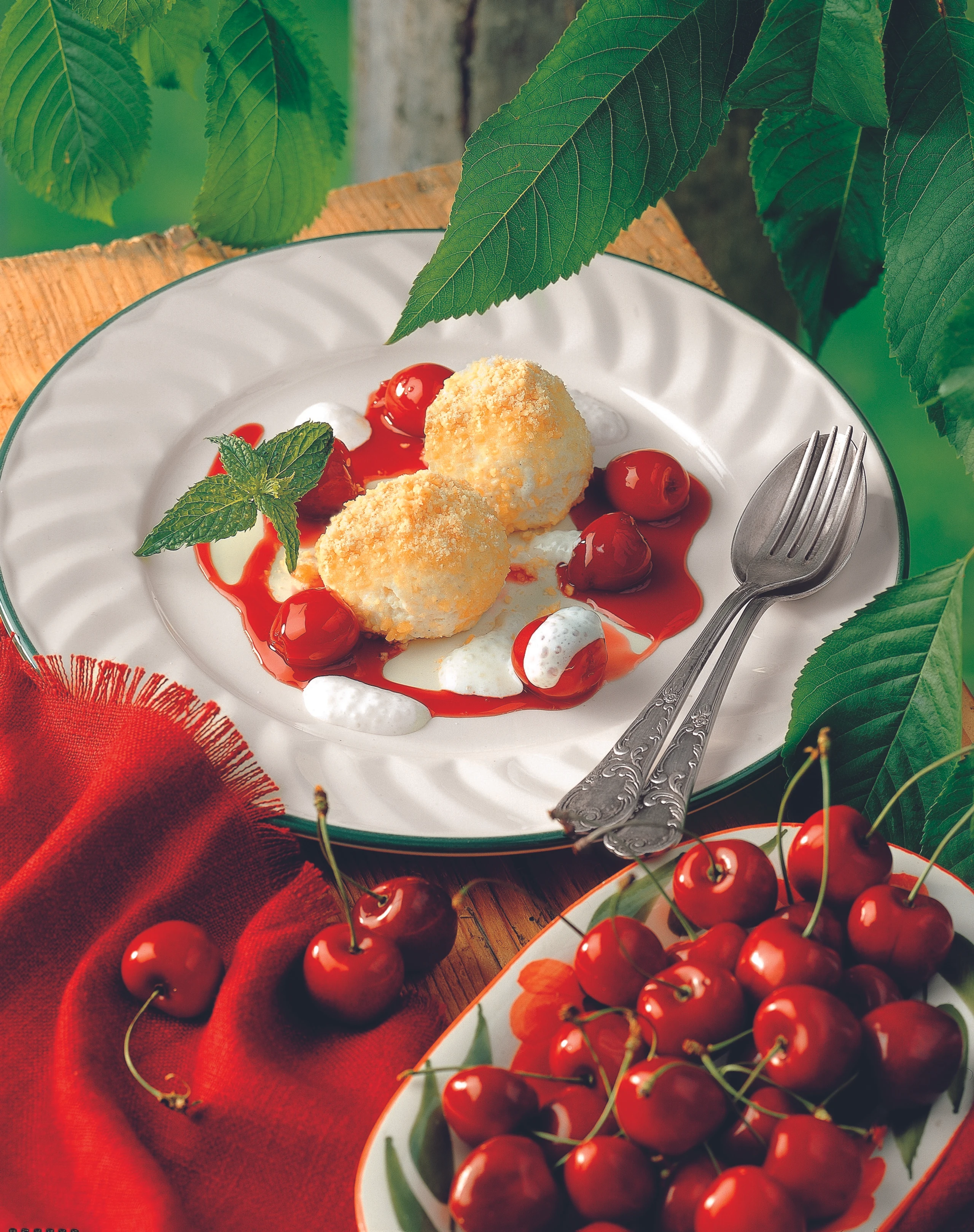 Kalte Grießknödel mit Rotweinkirschen