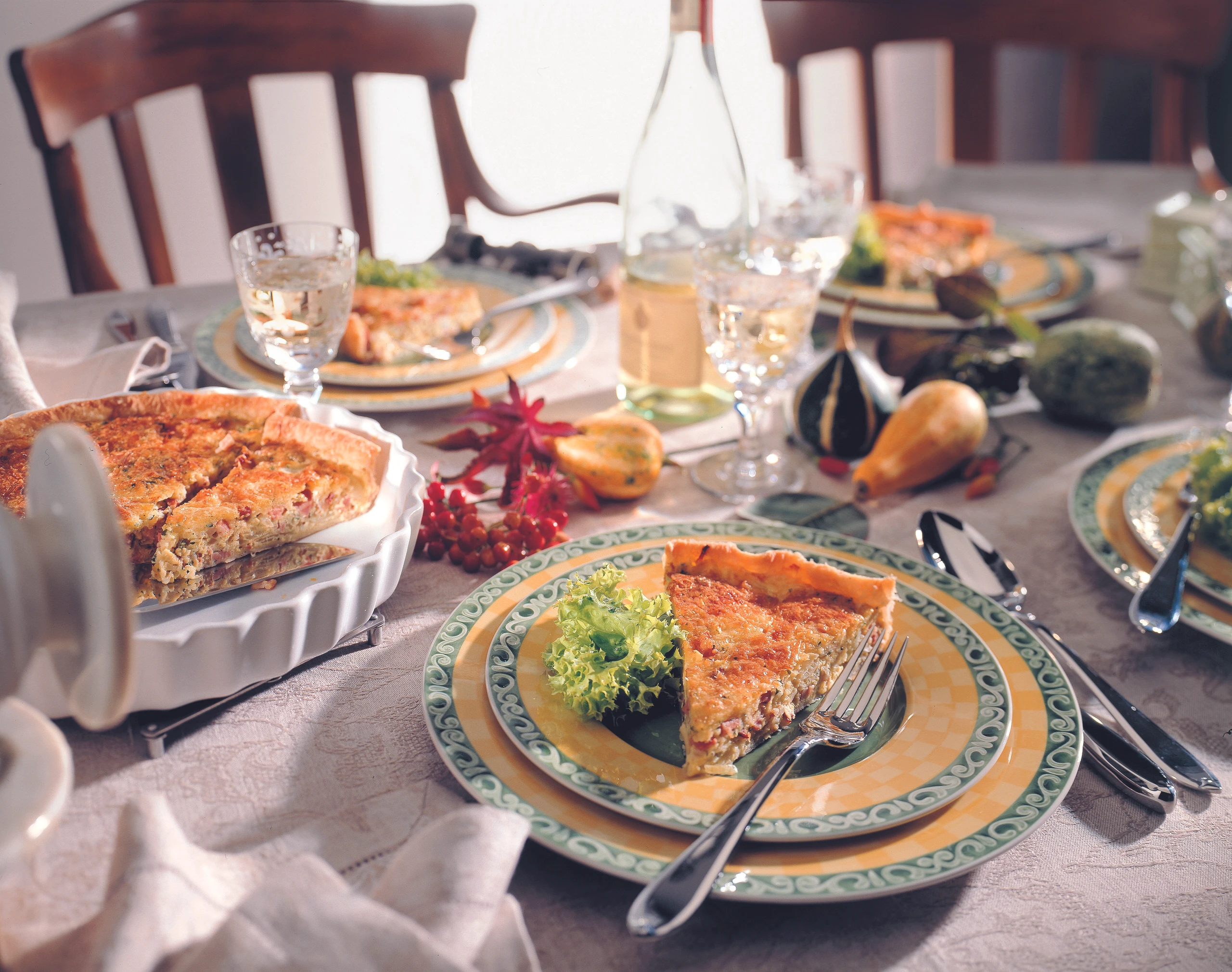 Speck-Schinken-Zwiebelkuchen mit Blattsalat