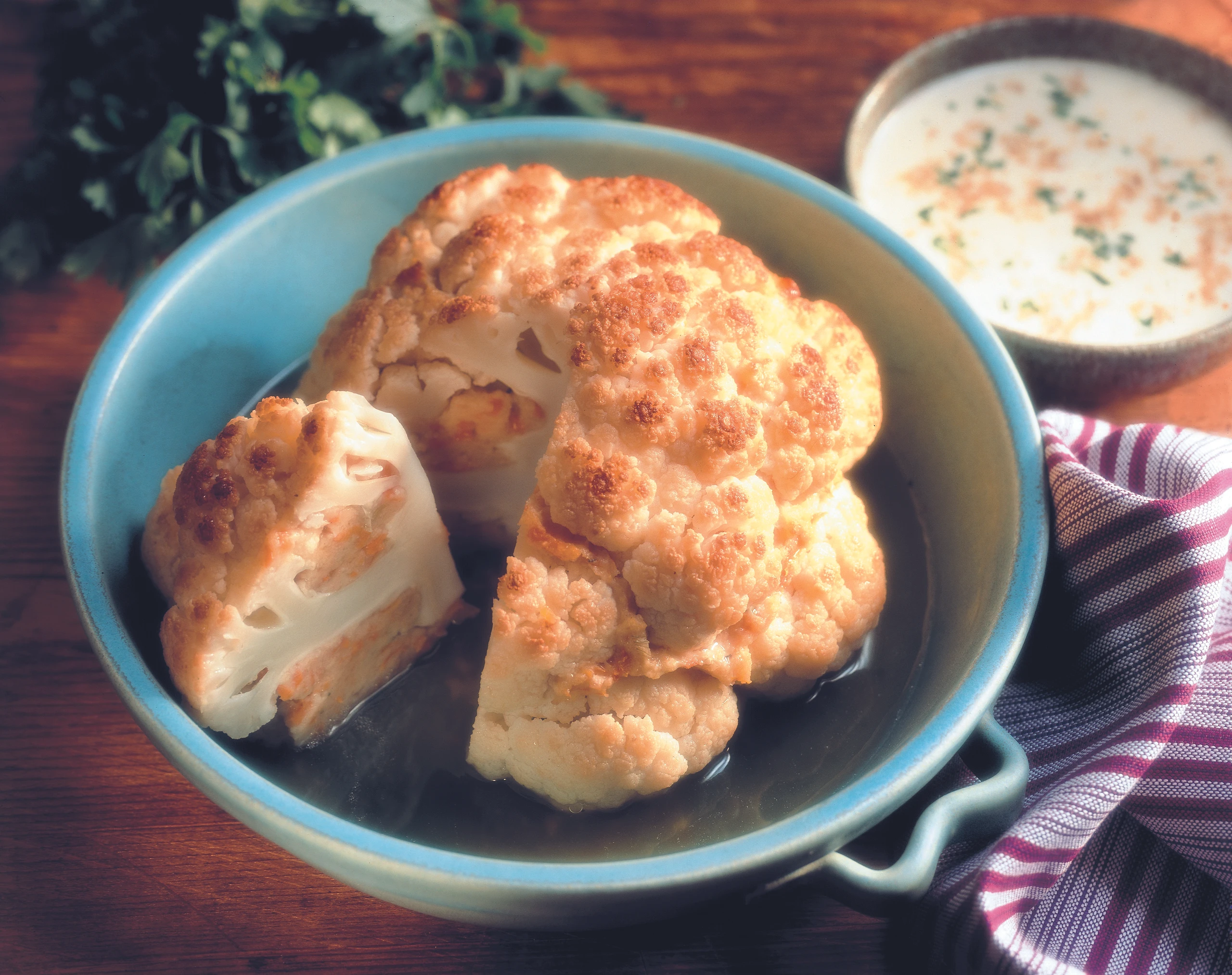 Gefüllter Karfiol im Ganzen mit Käse-Nuss-Sauce