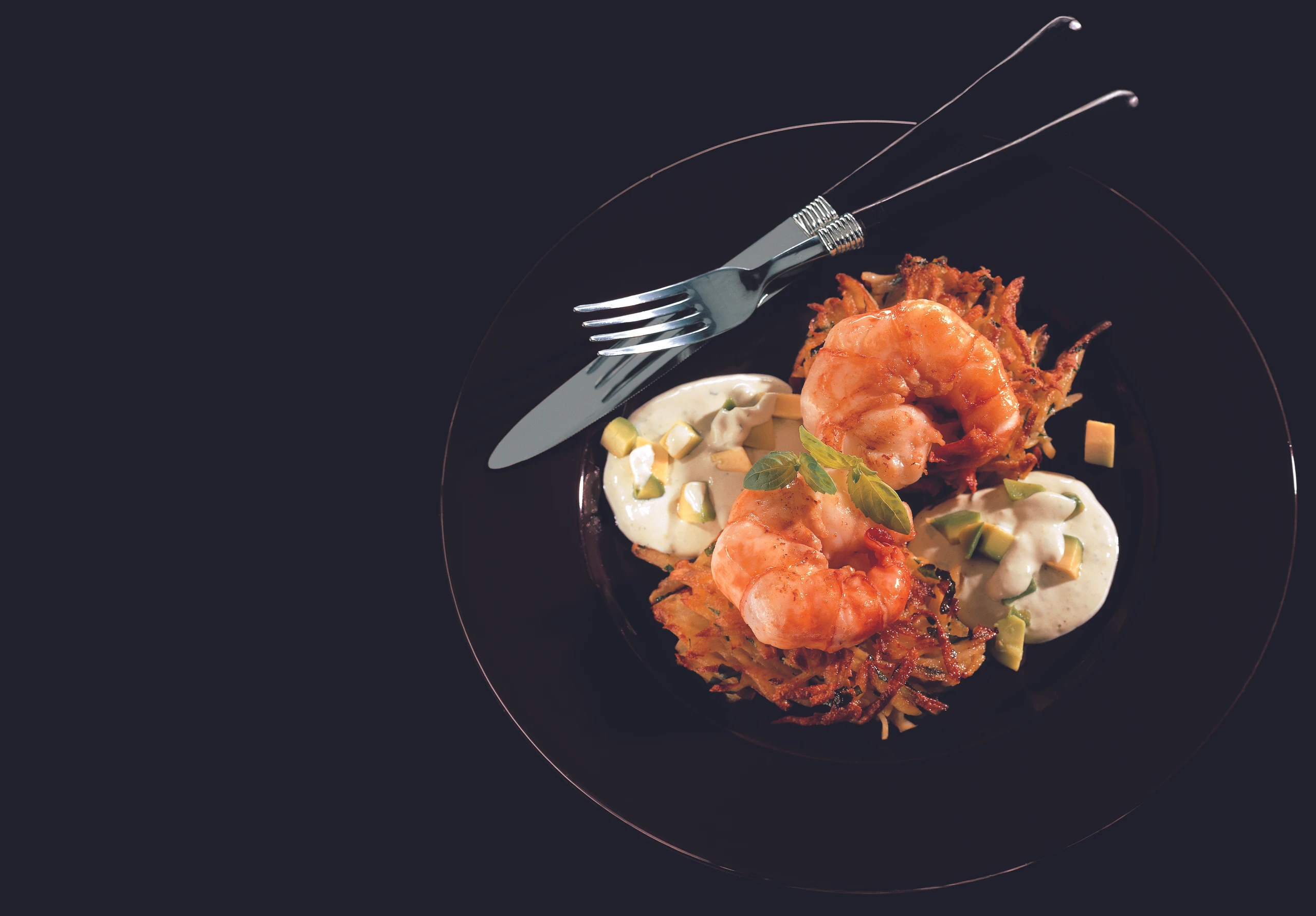 Riesengarnelen mit Erdäpfelpuffern und Avocadosauce