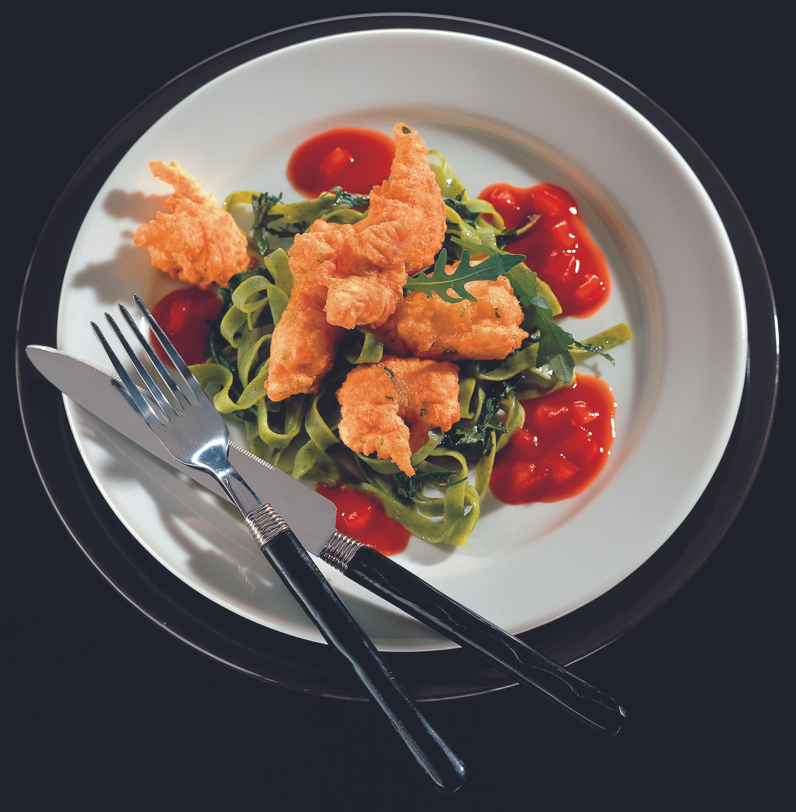 Gebackene Hühnerbruststreifen mit grünen Nudeln