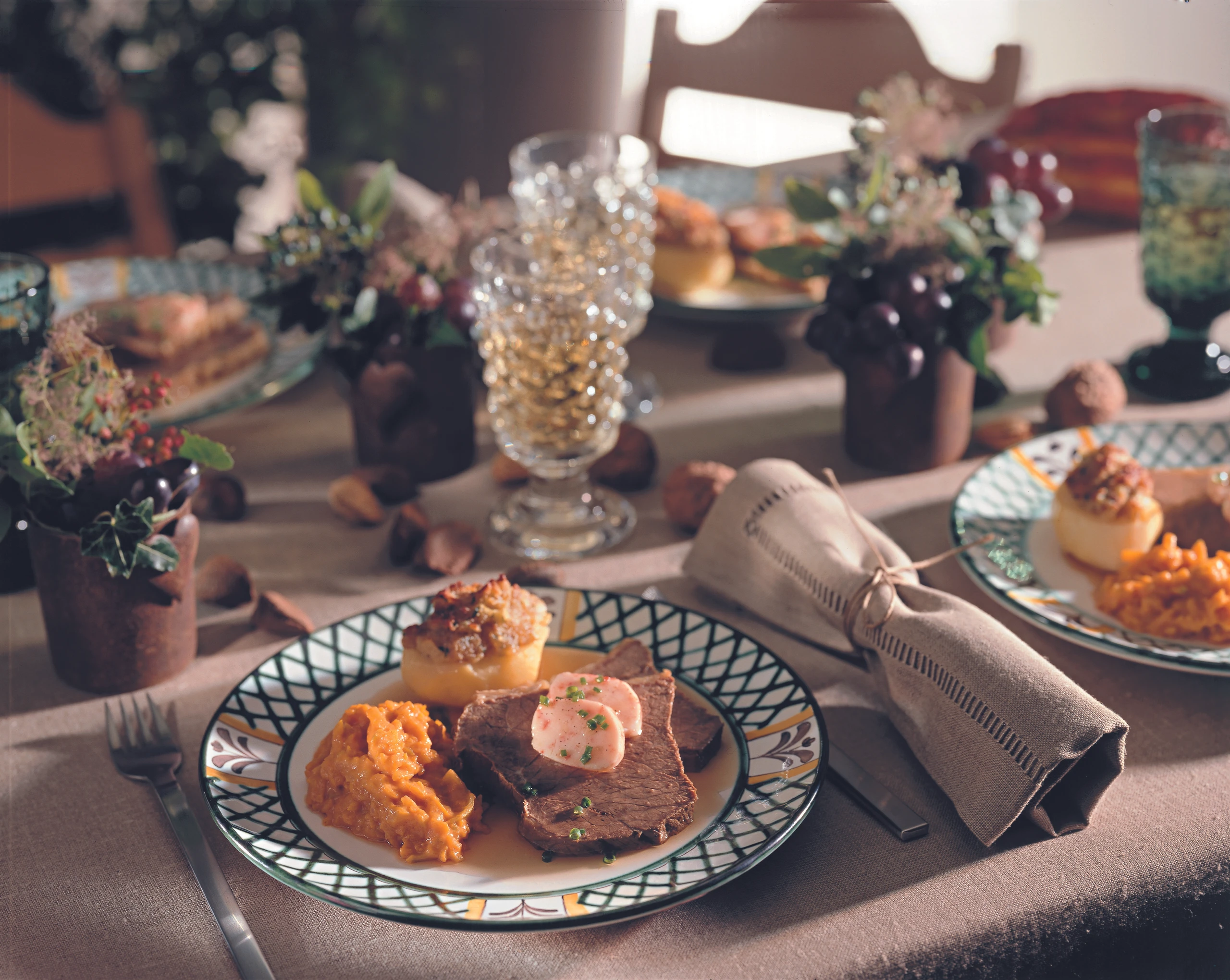 Gekochtes Rindfleisch mit Mark, Grammel-Erdäpfeln und Paprikakürbis