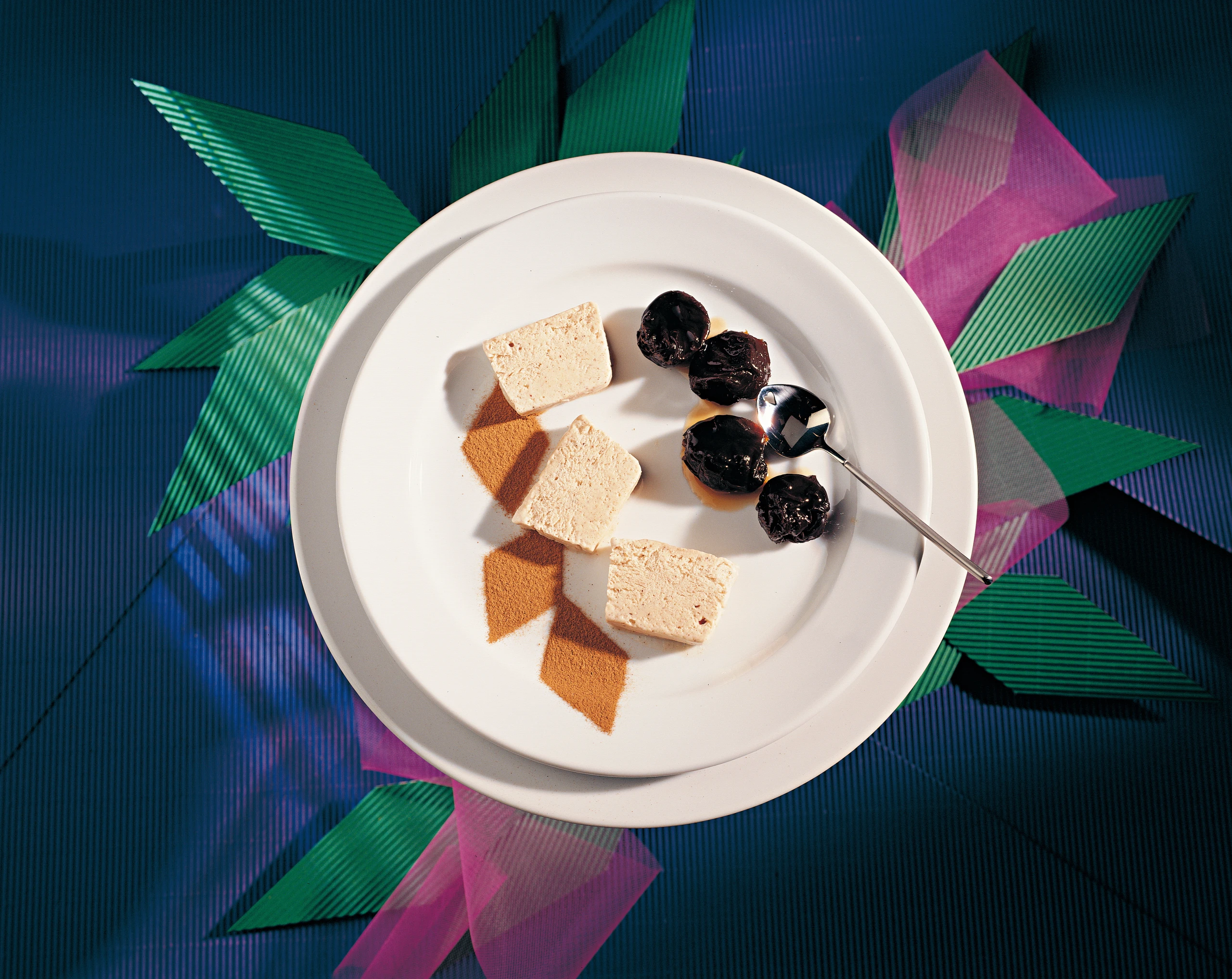 Zimt-Parfait mit marinierten Dörrzwetschken