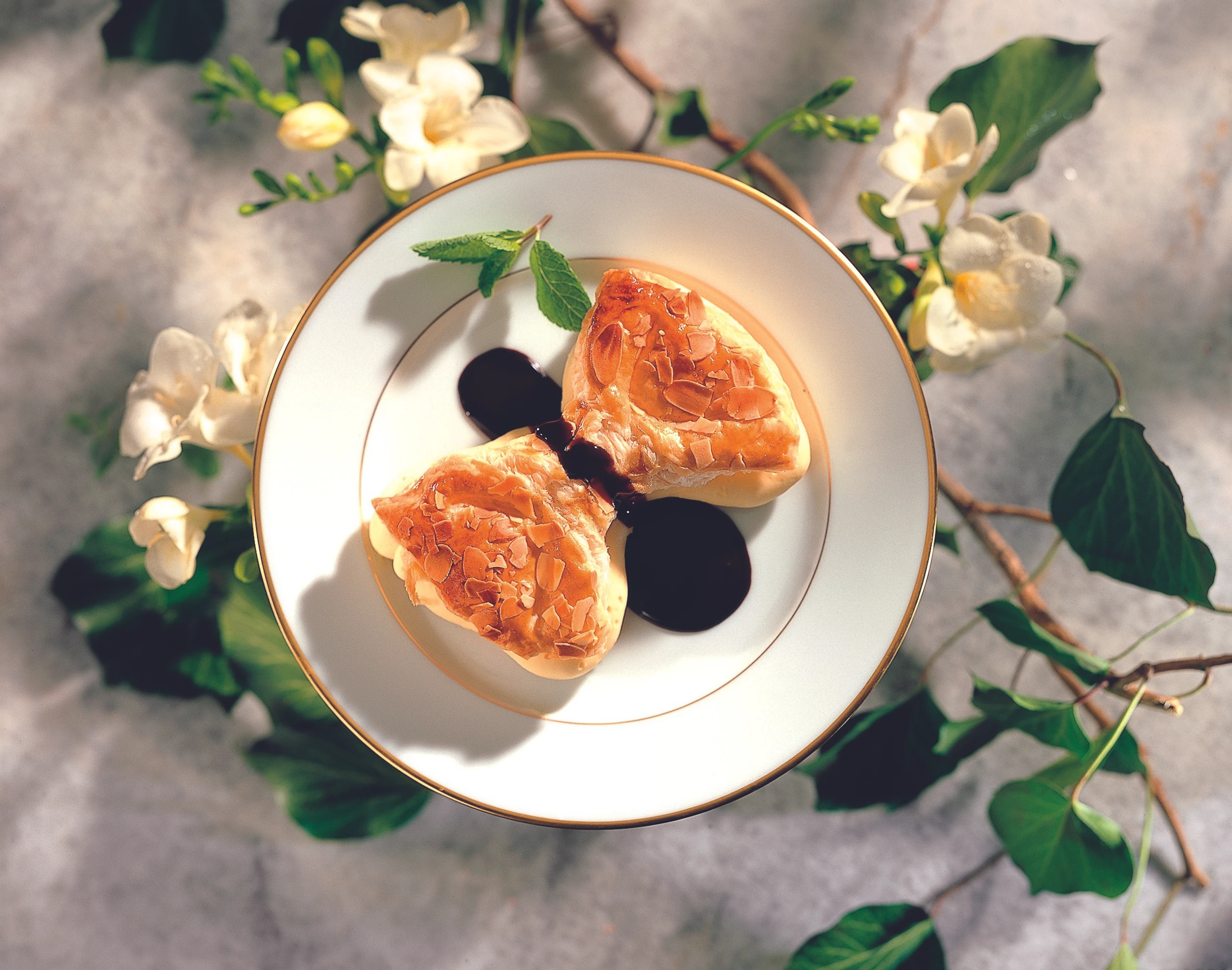 Blätterteig-Mascherl mit Orangencreme und Schokosauce