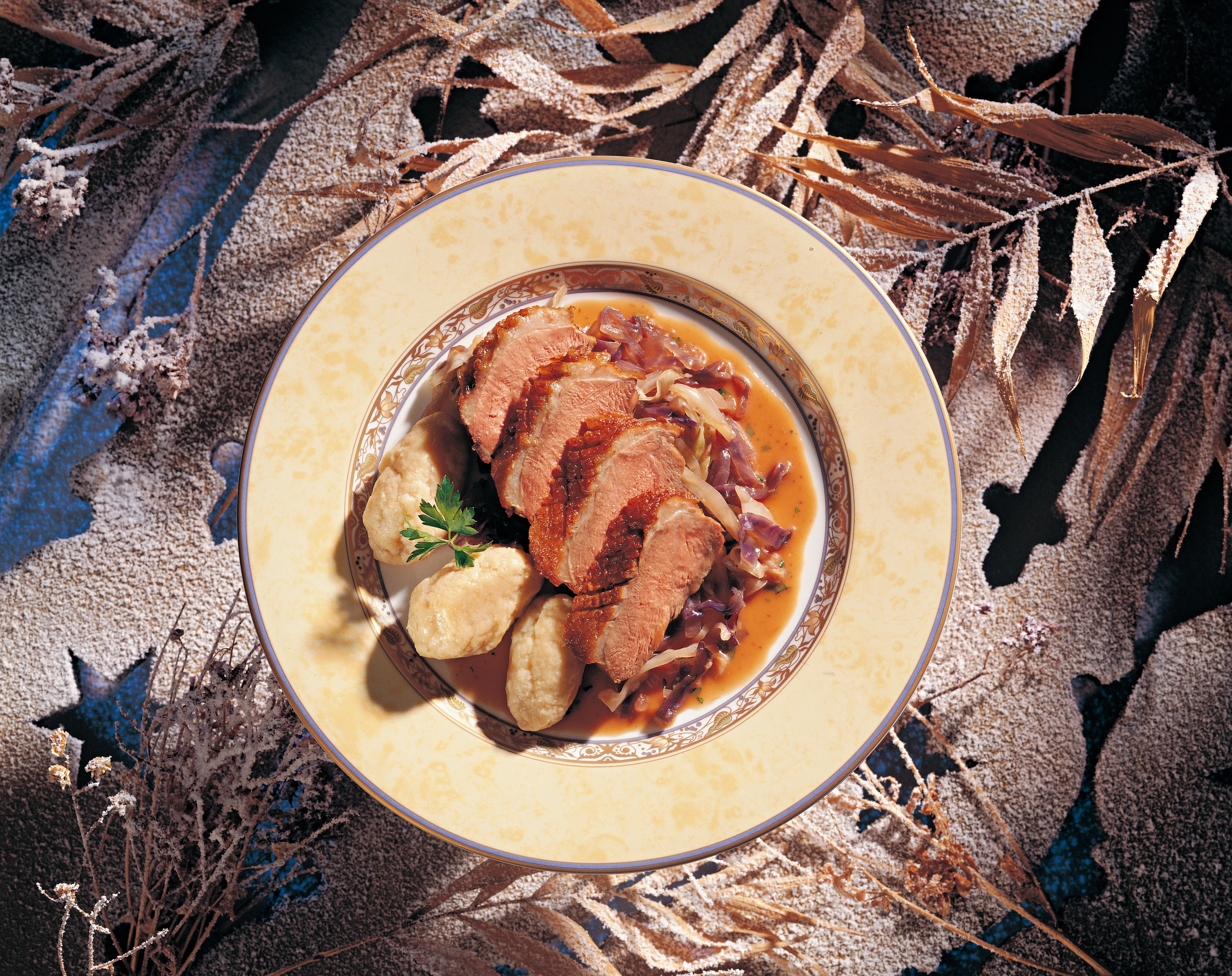 Gebratene Entenbrust mit Rahmnockerln und Rot-Weiss-Kraut