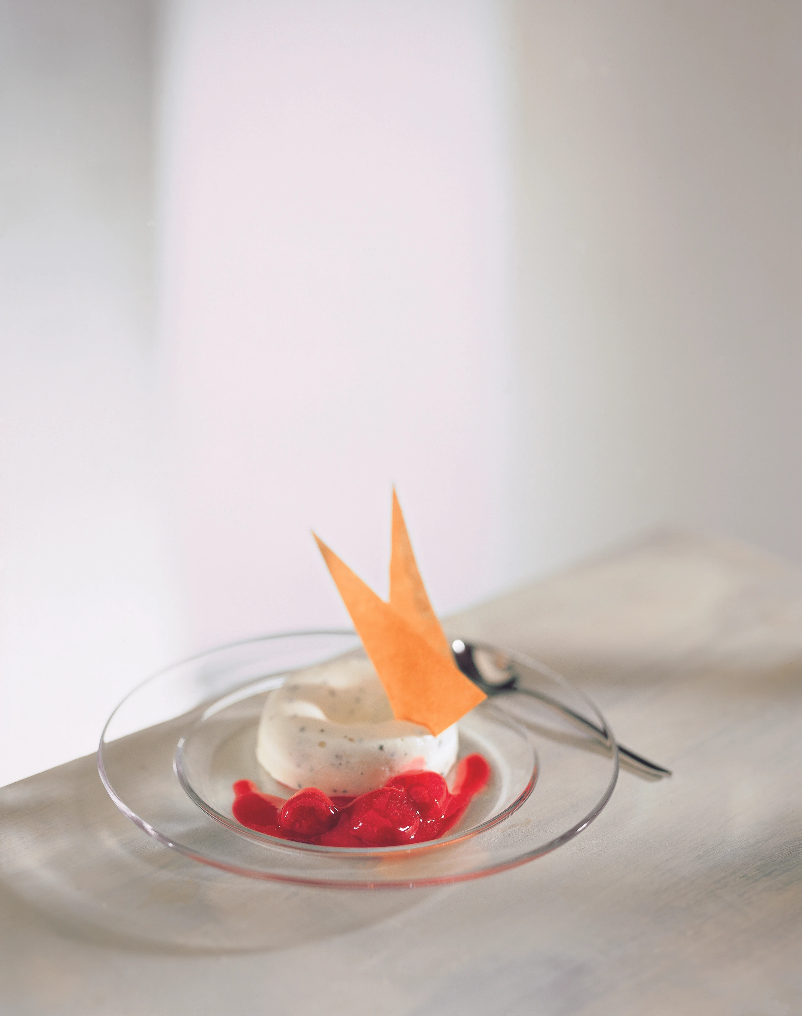 Zitronen-Thymian-Creme mit Himbeeren