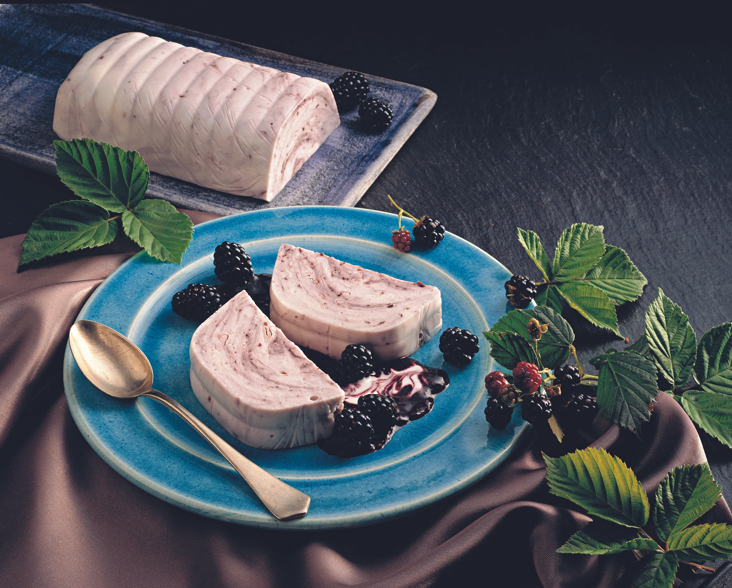 Brombeer-Rahmschnitte mit Brombeersauce