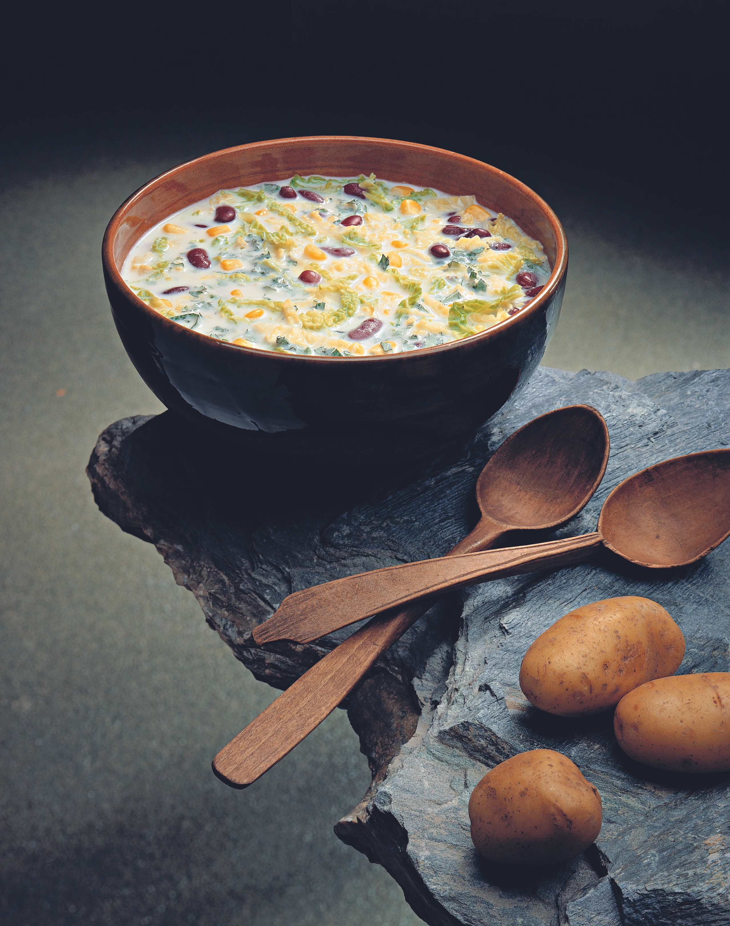 Erdäpfelcremesuppe mit Kohl, Mais und Bohnen