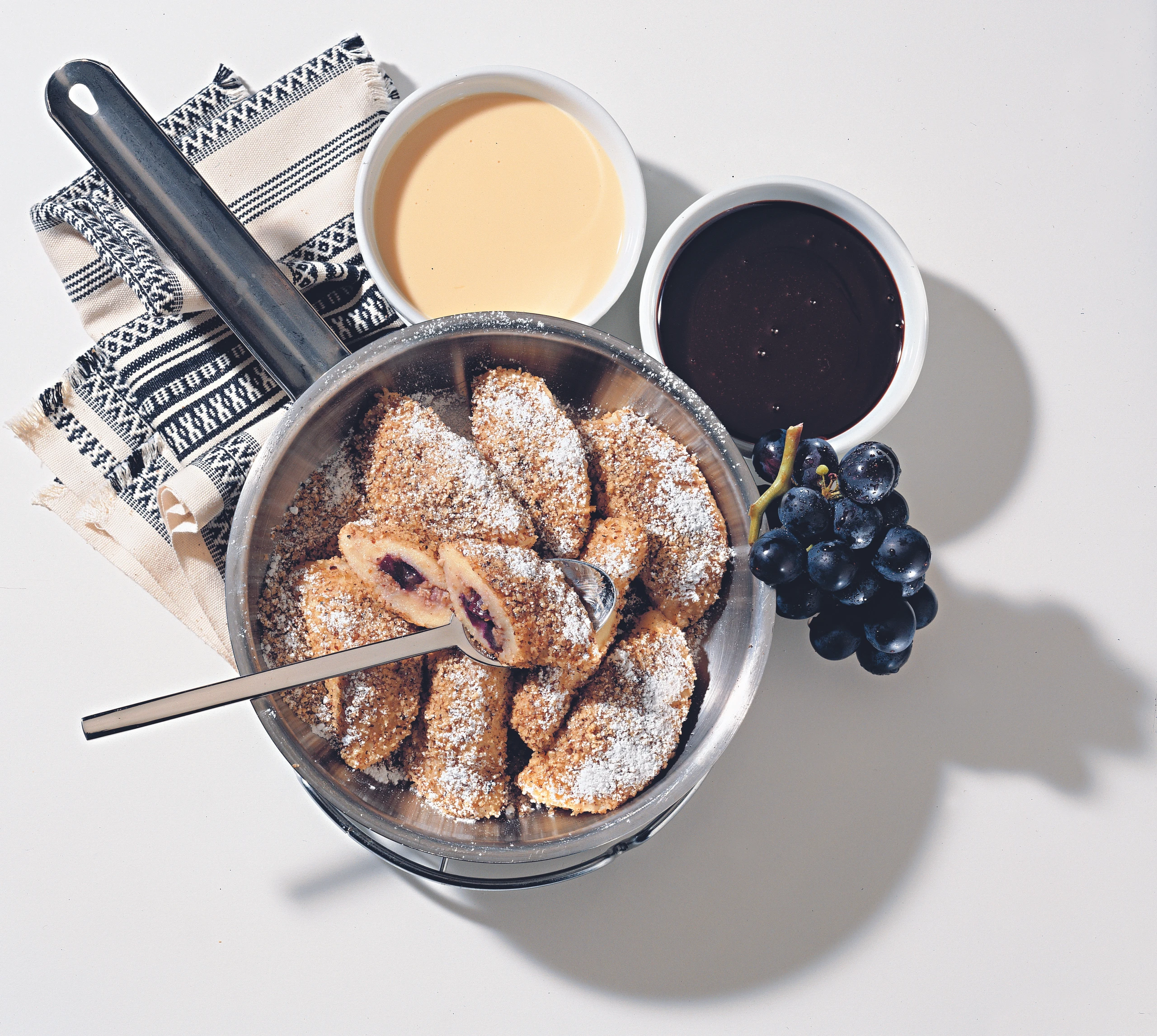 Trauben-Nuss-Tascherl mit Vanillesauce und Schokoladesauce