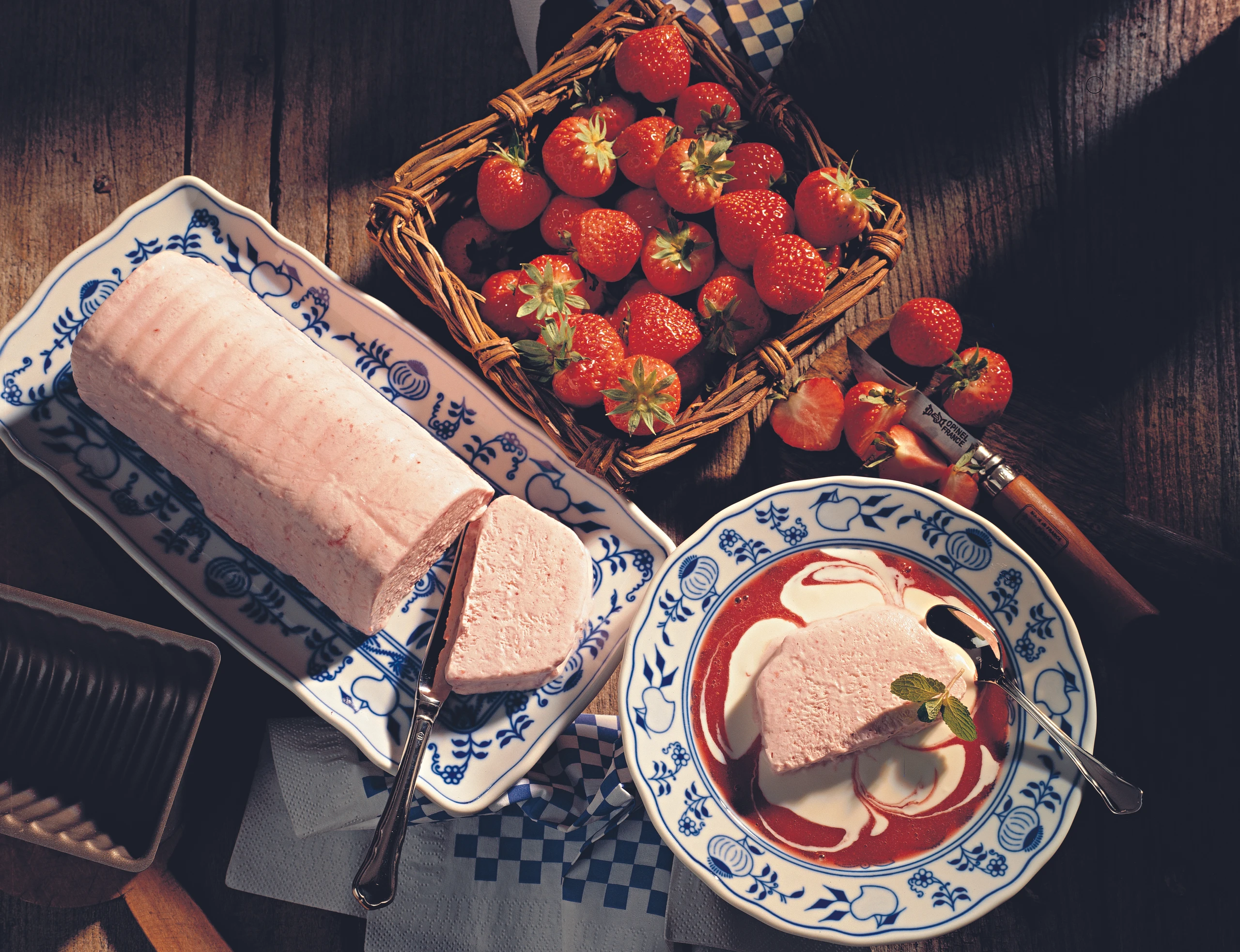 Erdbeer-Parfait mit Erdbeersauce