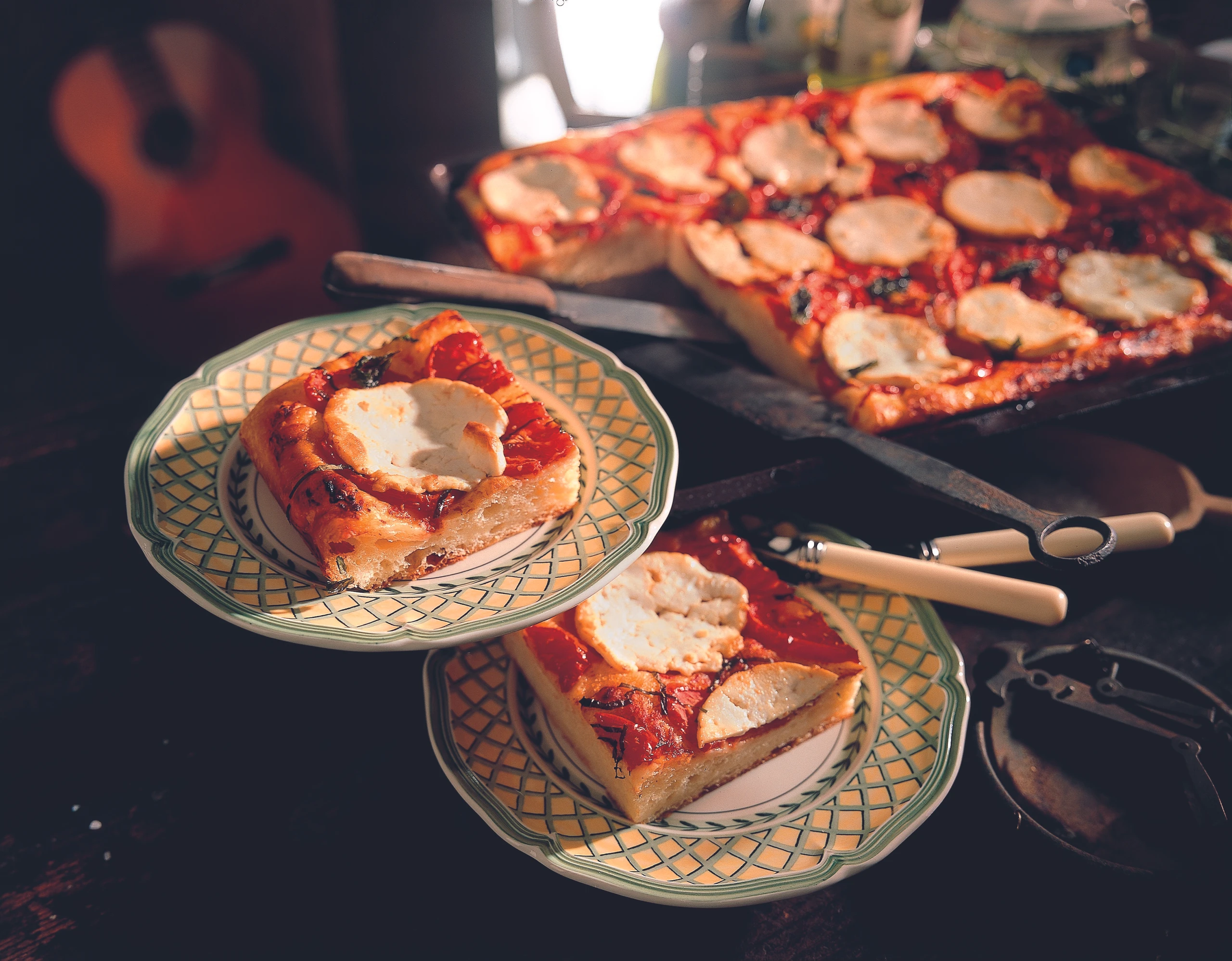 Focaccia-Pizza mit Schafkäse, Paradeiser und Basilikum