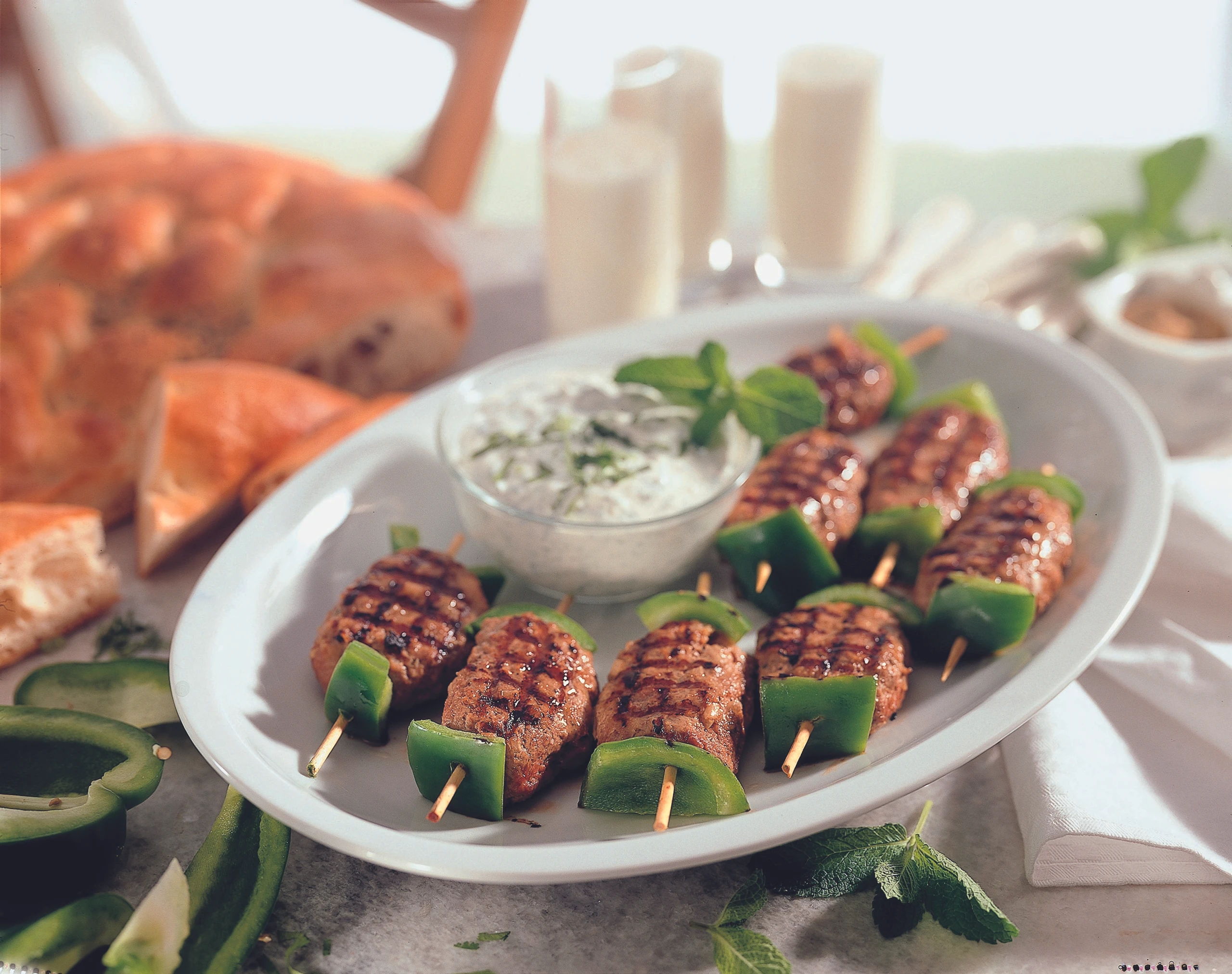 Spieße mit Lammfaschiertem und Joghurtsauce