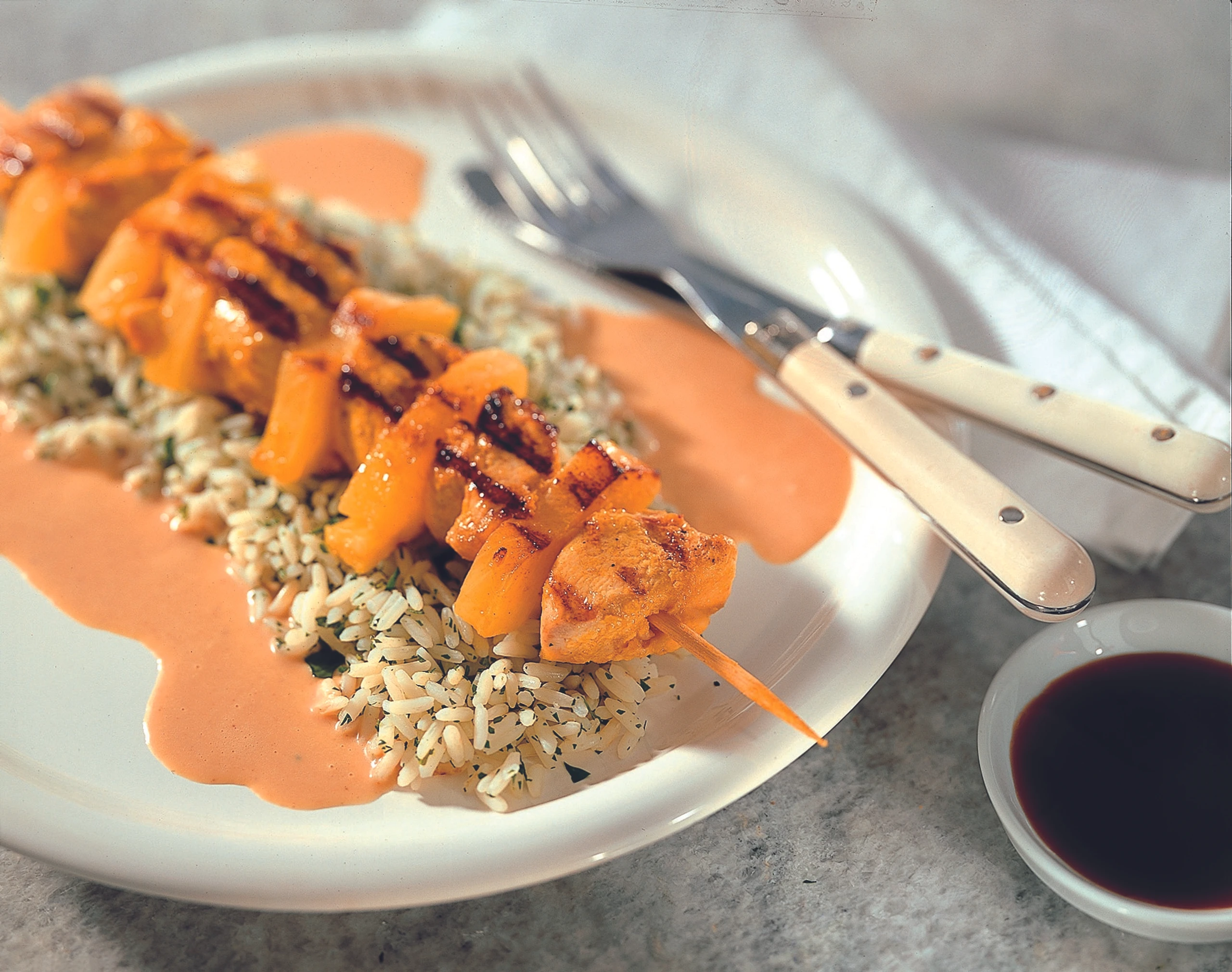 Exotische Hühnerspießchen mit Kokos-Erdnusssauce