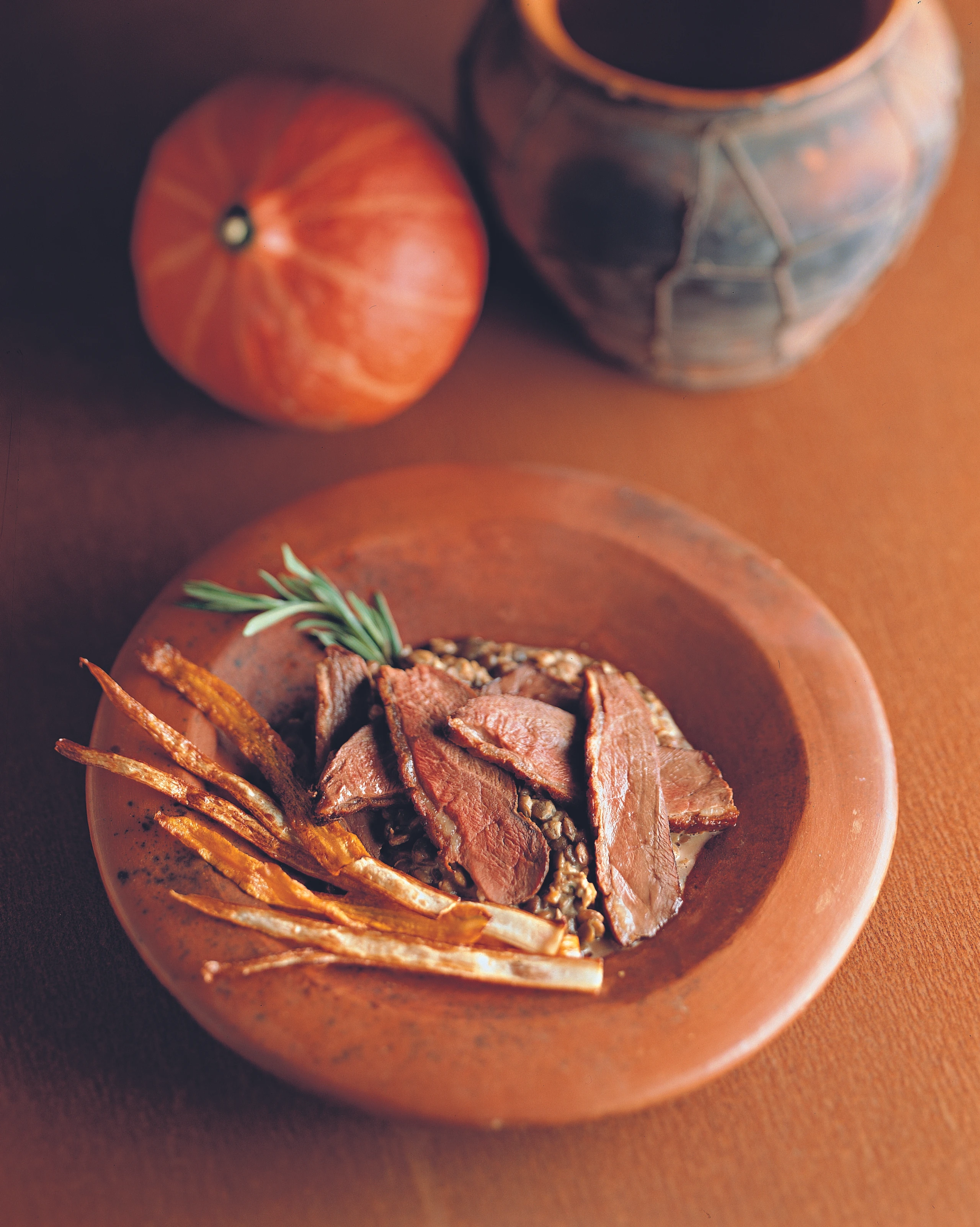 Gebratene Gänsebrüste auf Linsengemüse