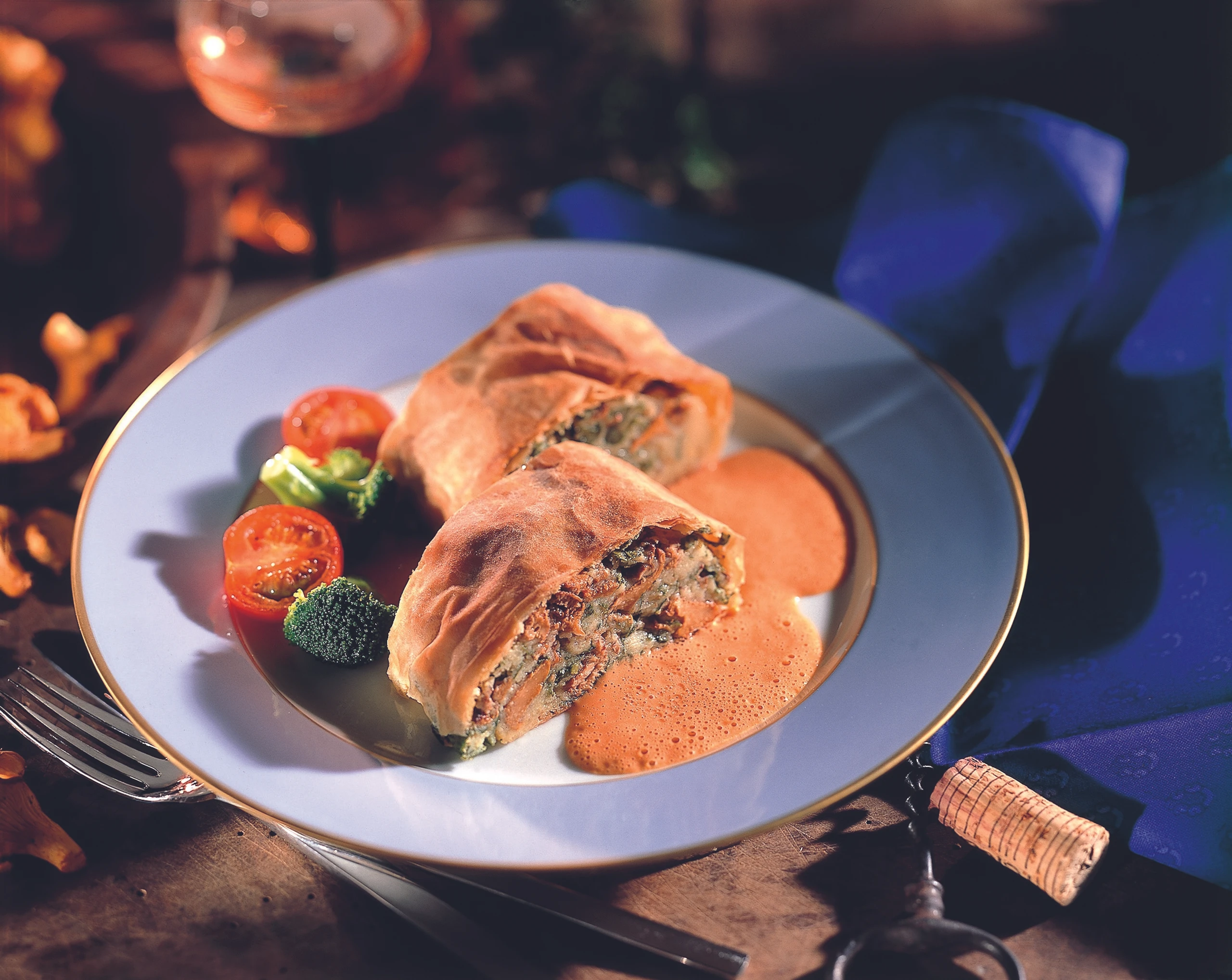 Eierschwammerl-Erdäpfel-Strudel mit Paradeissauce