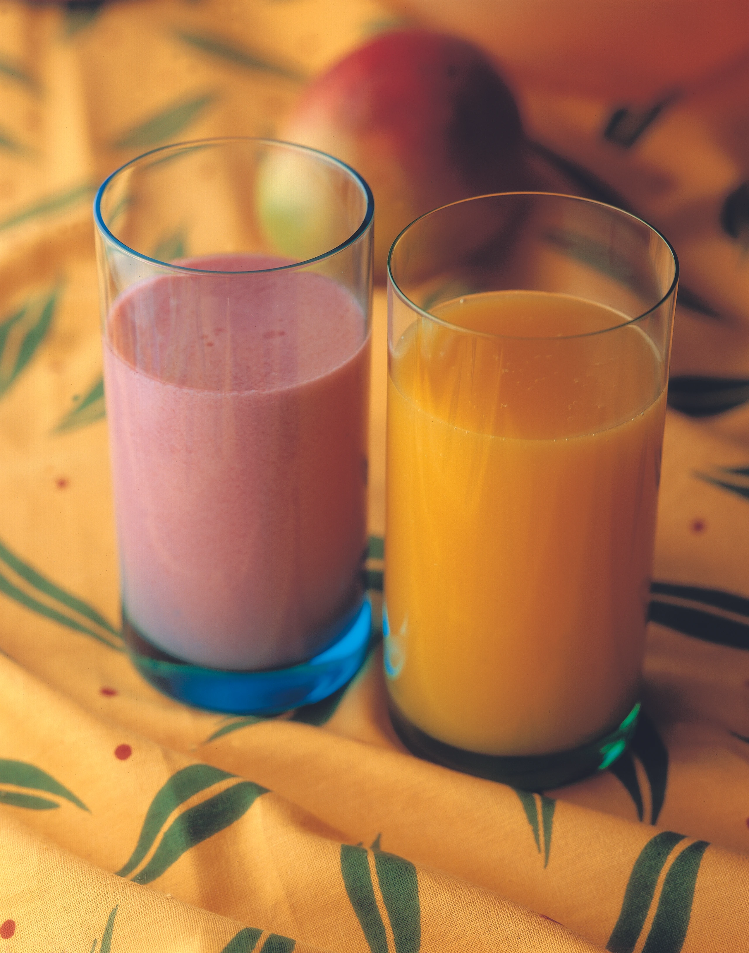 Himbeer-Joghurtdrink und Mango-Orangensaft