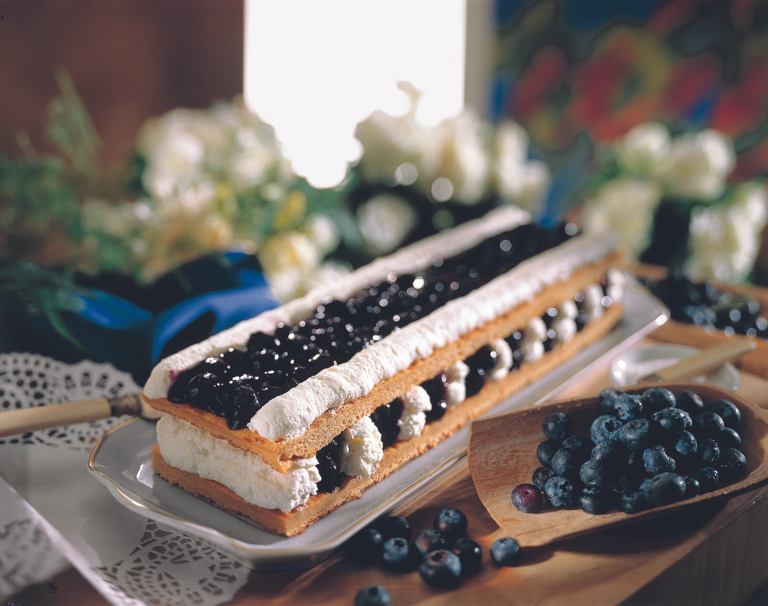 Heidelbeer-Ricottaschnitten mit Karamellbiskuit