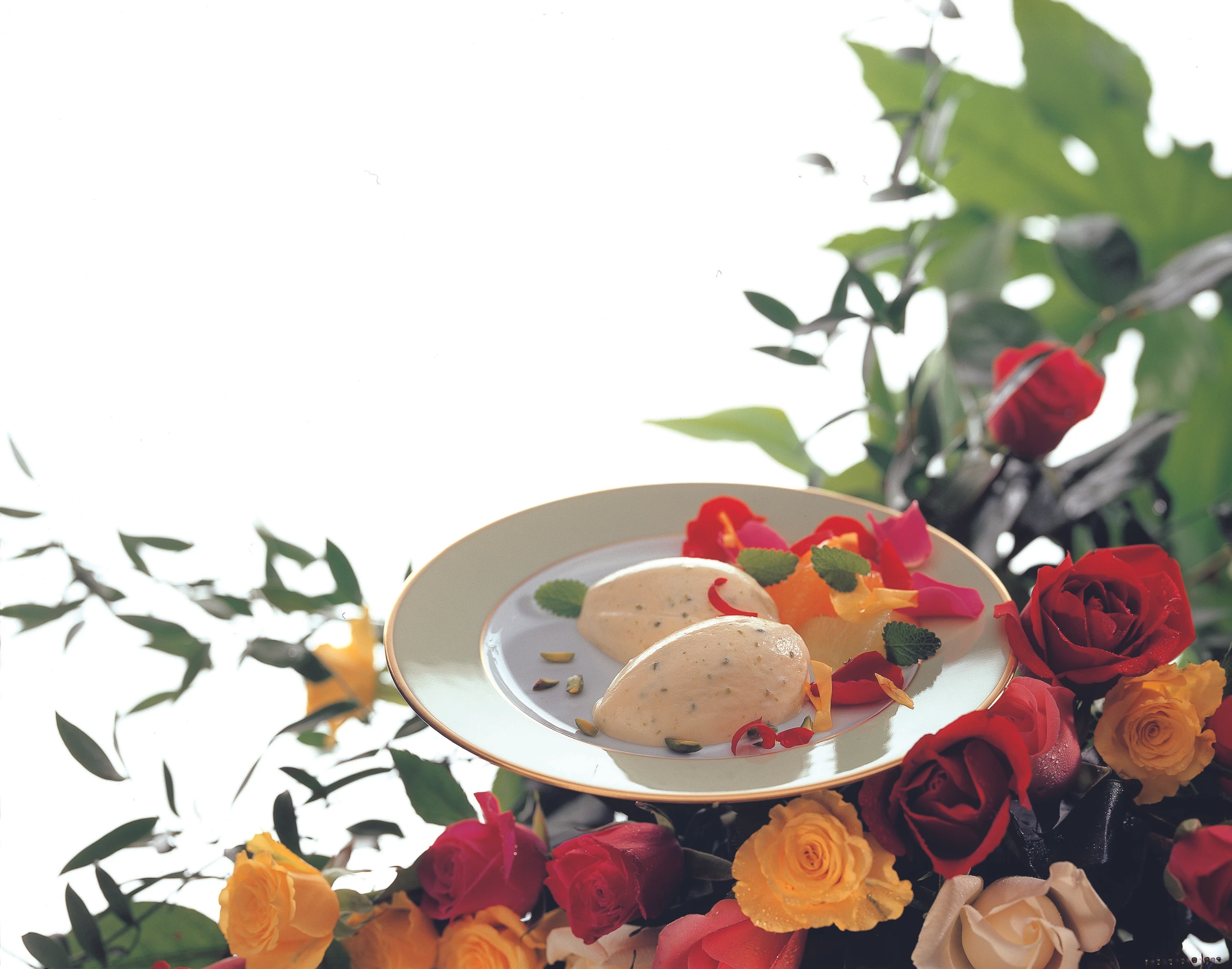 Rosen-Pistazien-Mousse mit selbstgemachtem Rosensirup