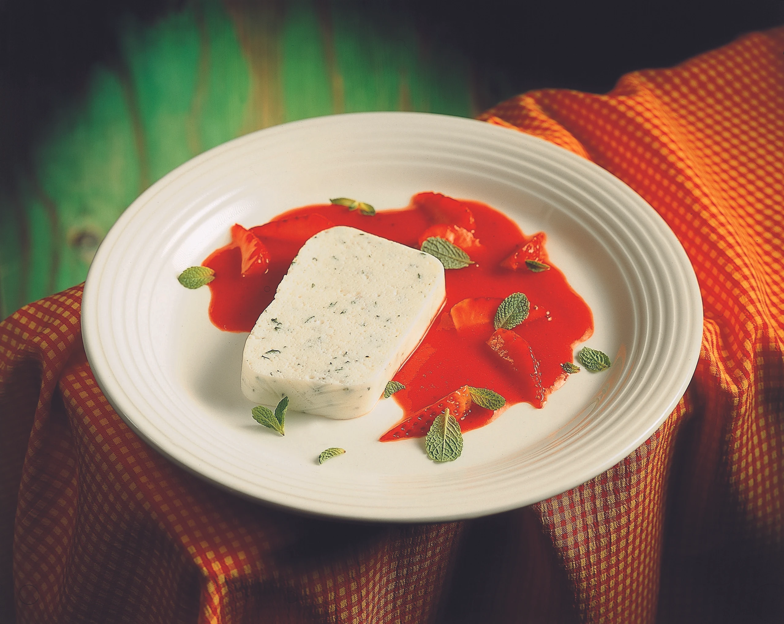 Joghurt-Minze-Terrine mit Erdbeersauce