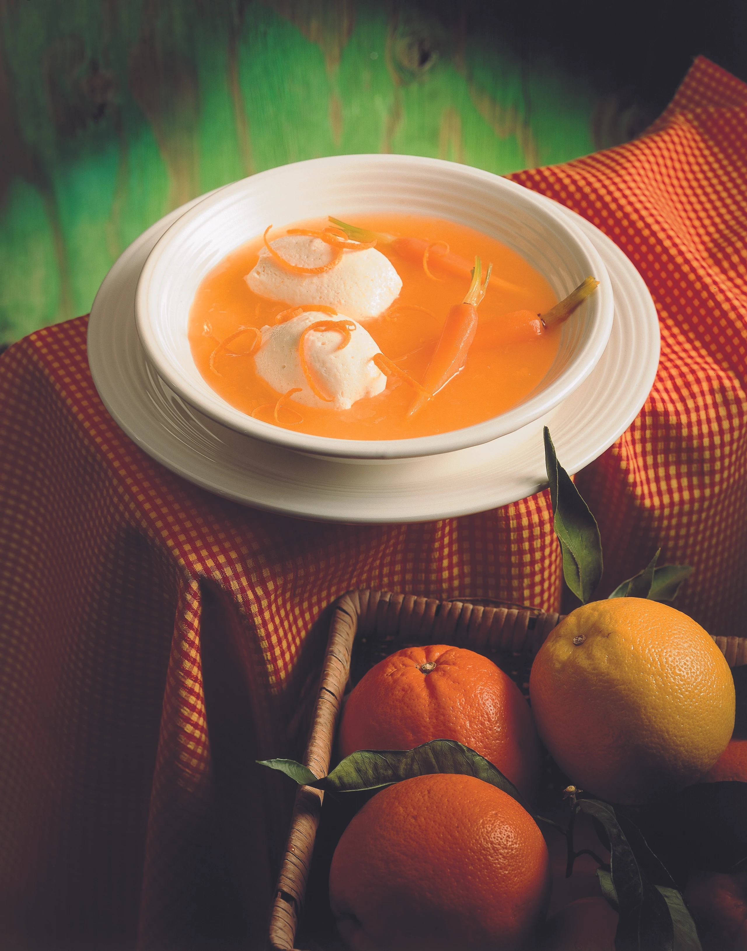 Orangen-Grapefruit-Süppchen mit Obers Nockerl