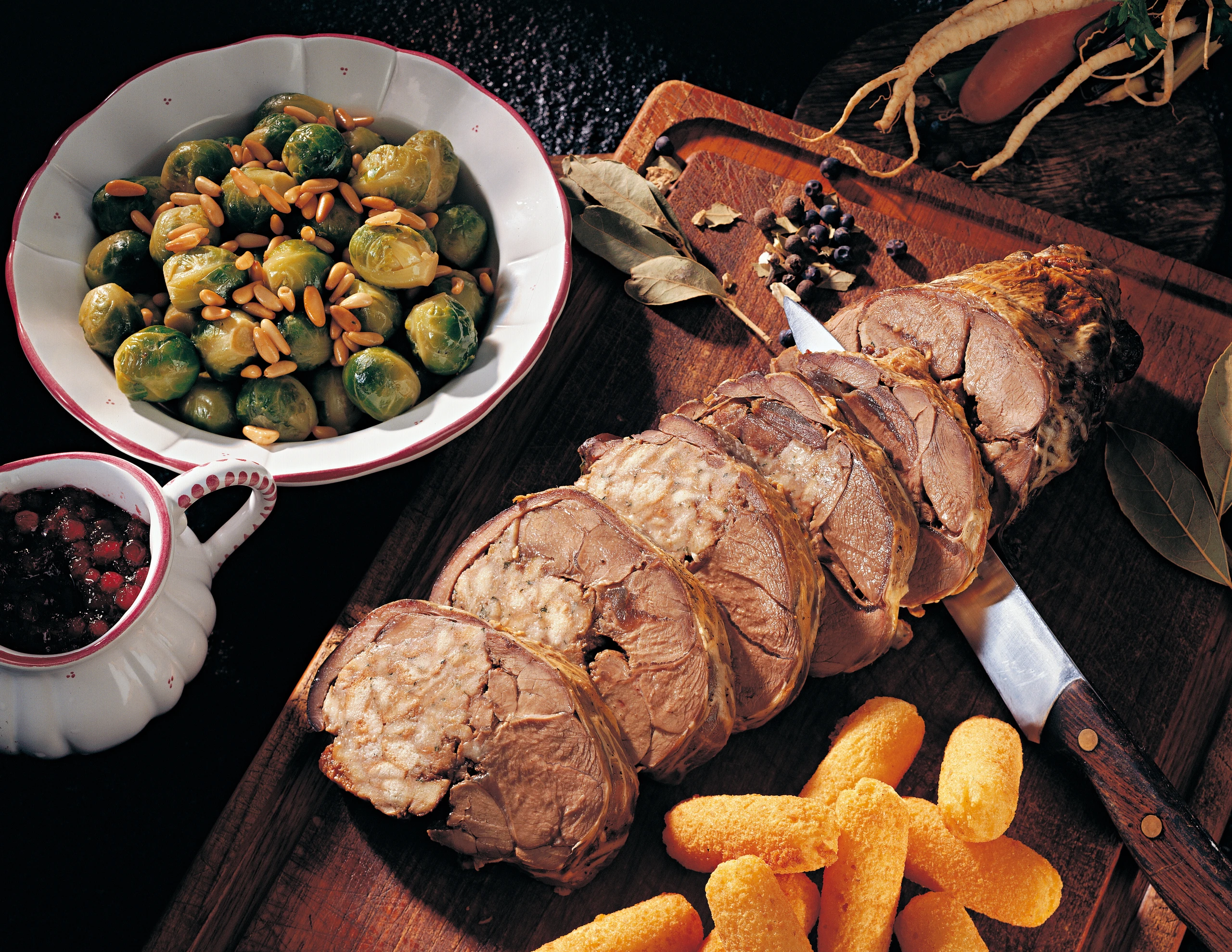 Gerollte Hirschschulter mit Maroni-Semmelfülle