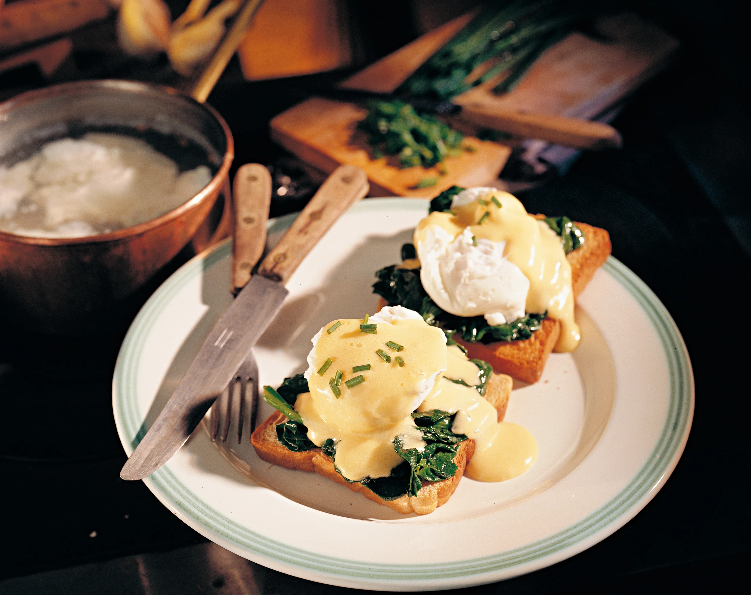 Pochierte Eier auf Blattspinat mit Sauce hollandaise