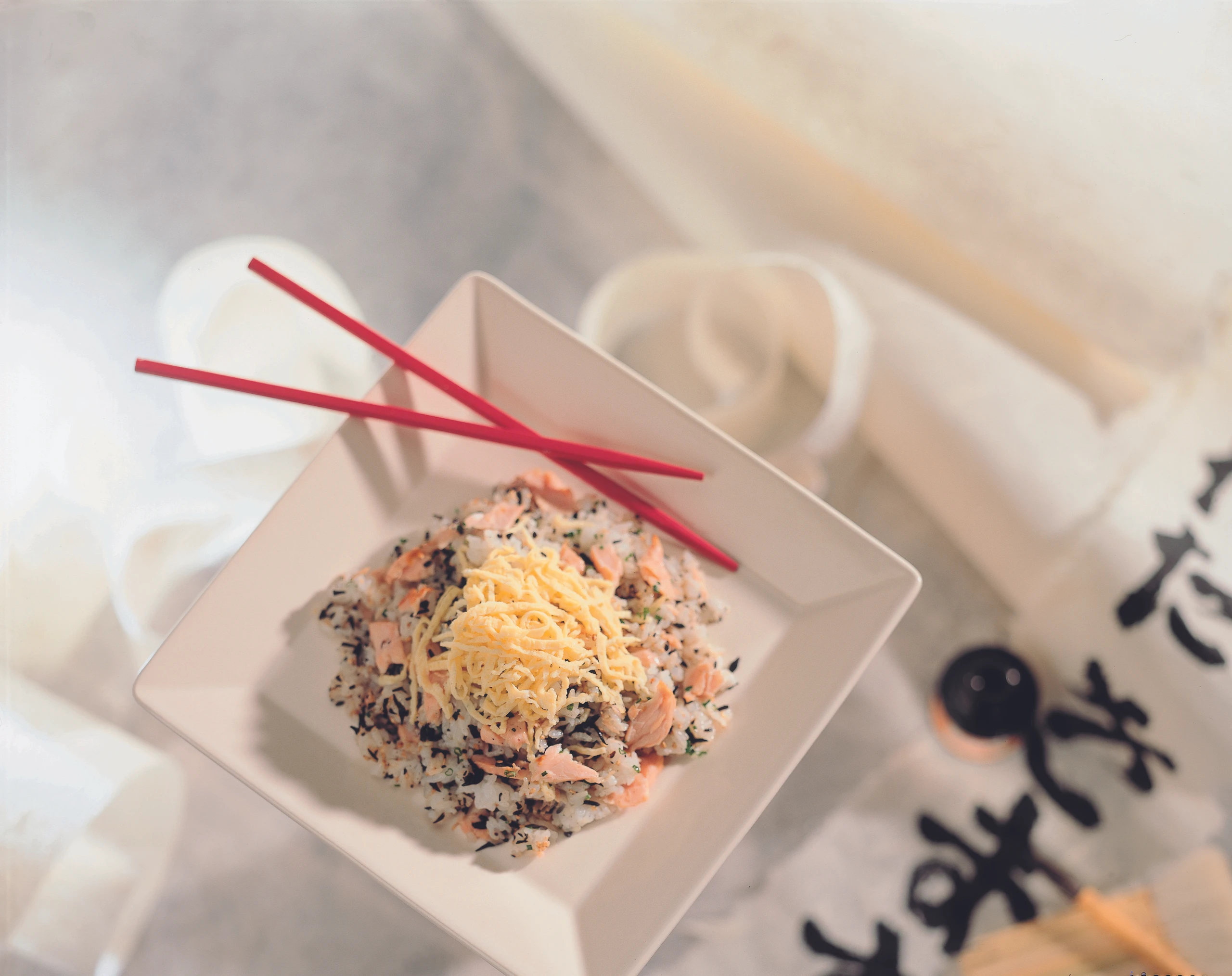 Shio jake: Seetang-Reis mit gebratenem Lachs und Pfannkuchenstreifen