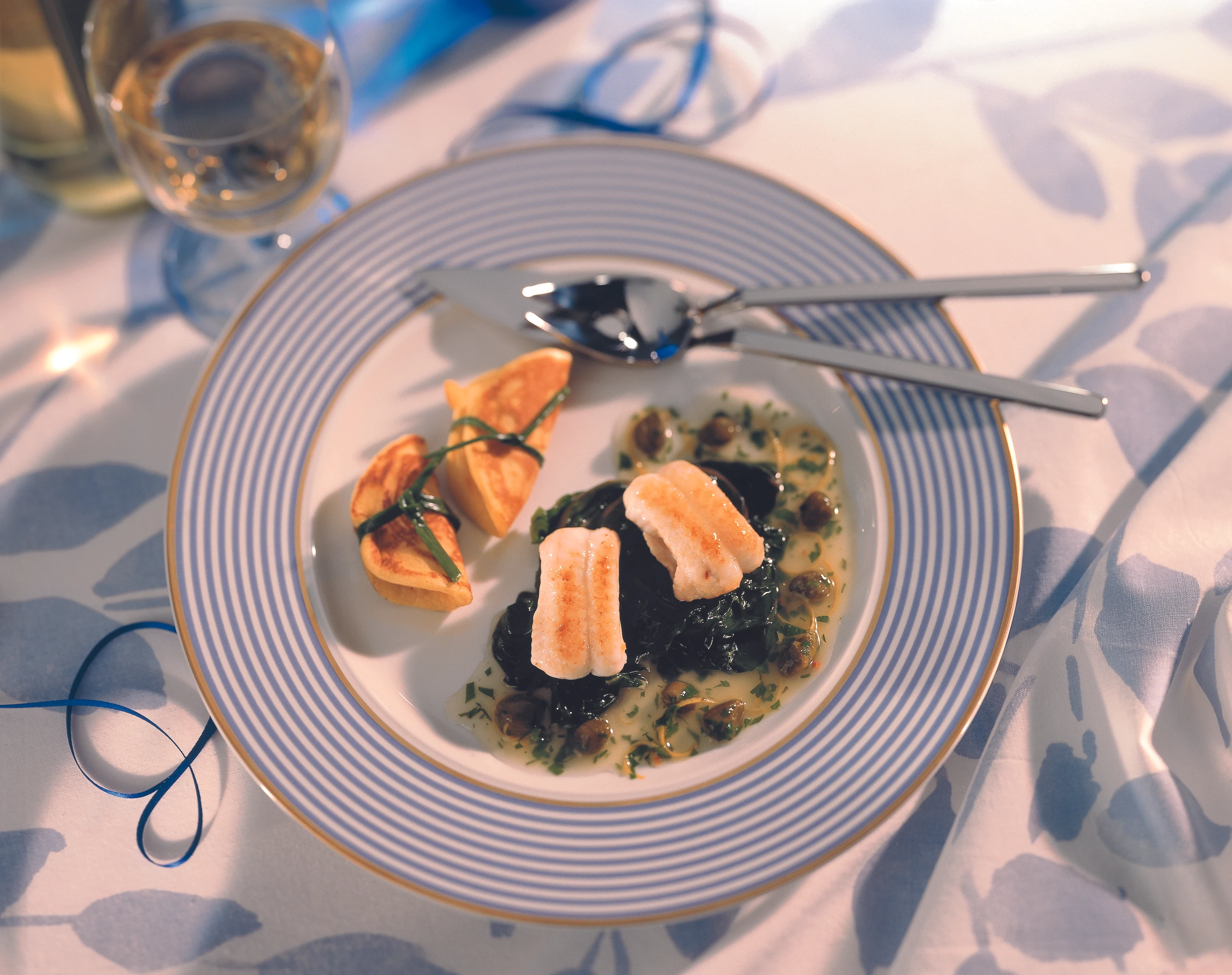 Seezungenfilets im Kräuter-Kapernfond