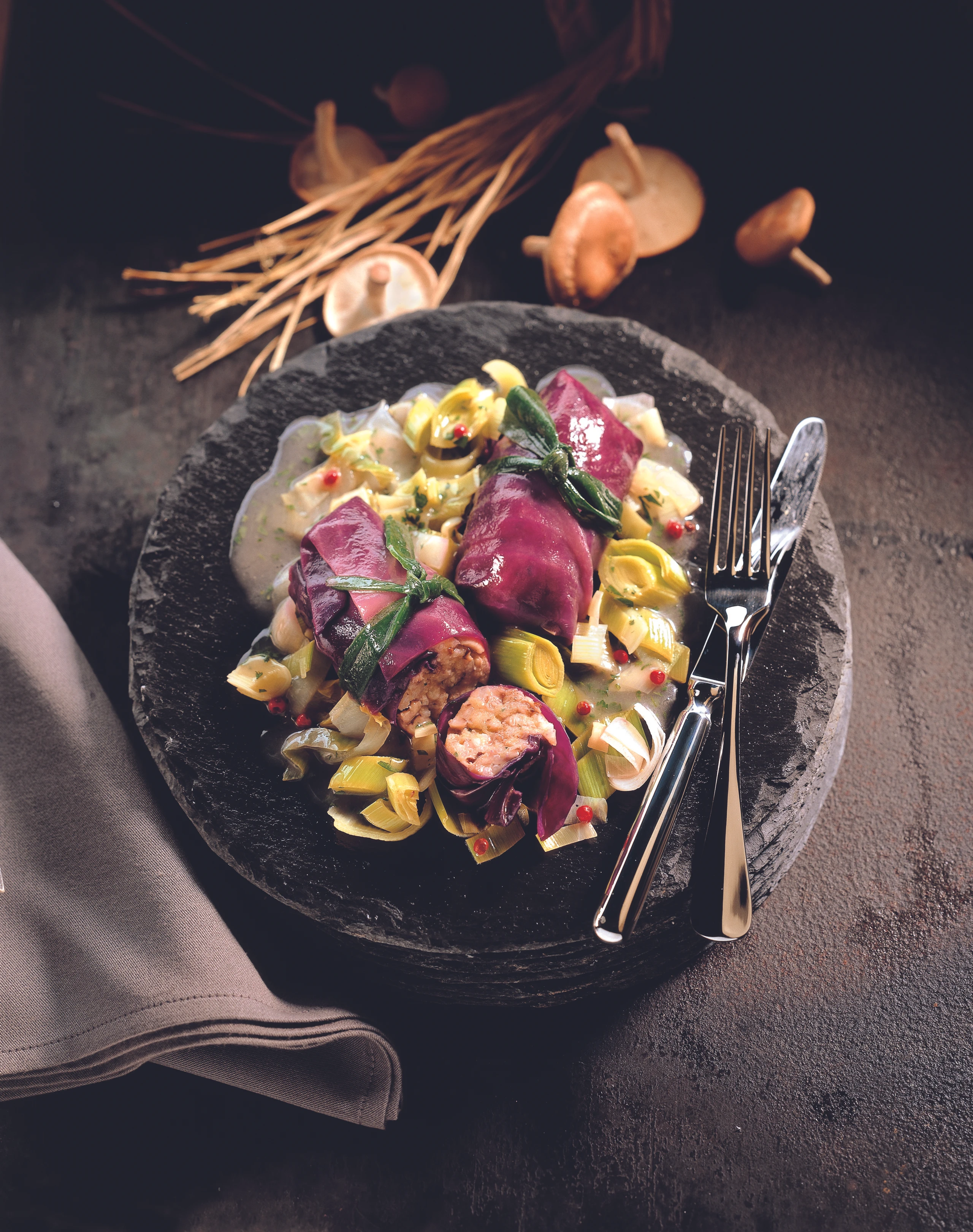 Rotkrautröllchen mit Lauchgemüse